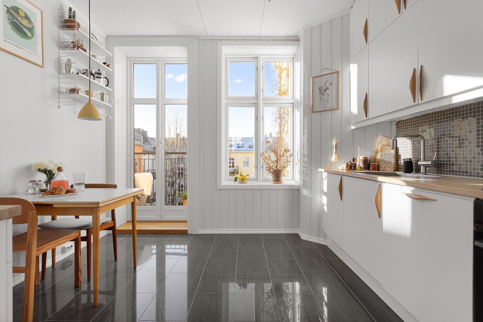 Her bor du tilbaketrukket i en rolig miljøgate, men i et meget sentralt og populært område med umiddelbar nærhet til "alt". Galleribilde