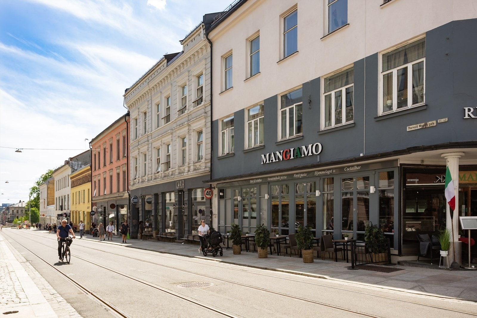 Grünerløkka er kjent for sitt spennende og unike utvalg av vintagebutikker, mote, interiør, kaféliv, barer, restauranter, uteserveringer og frisører. Galleribilde
