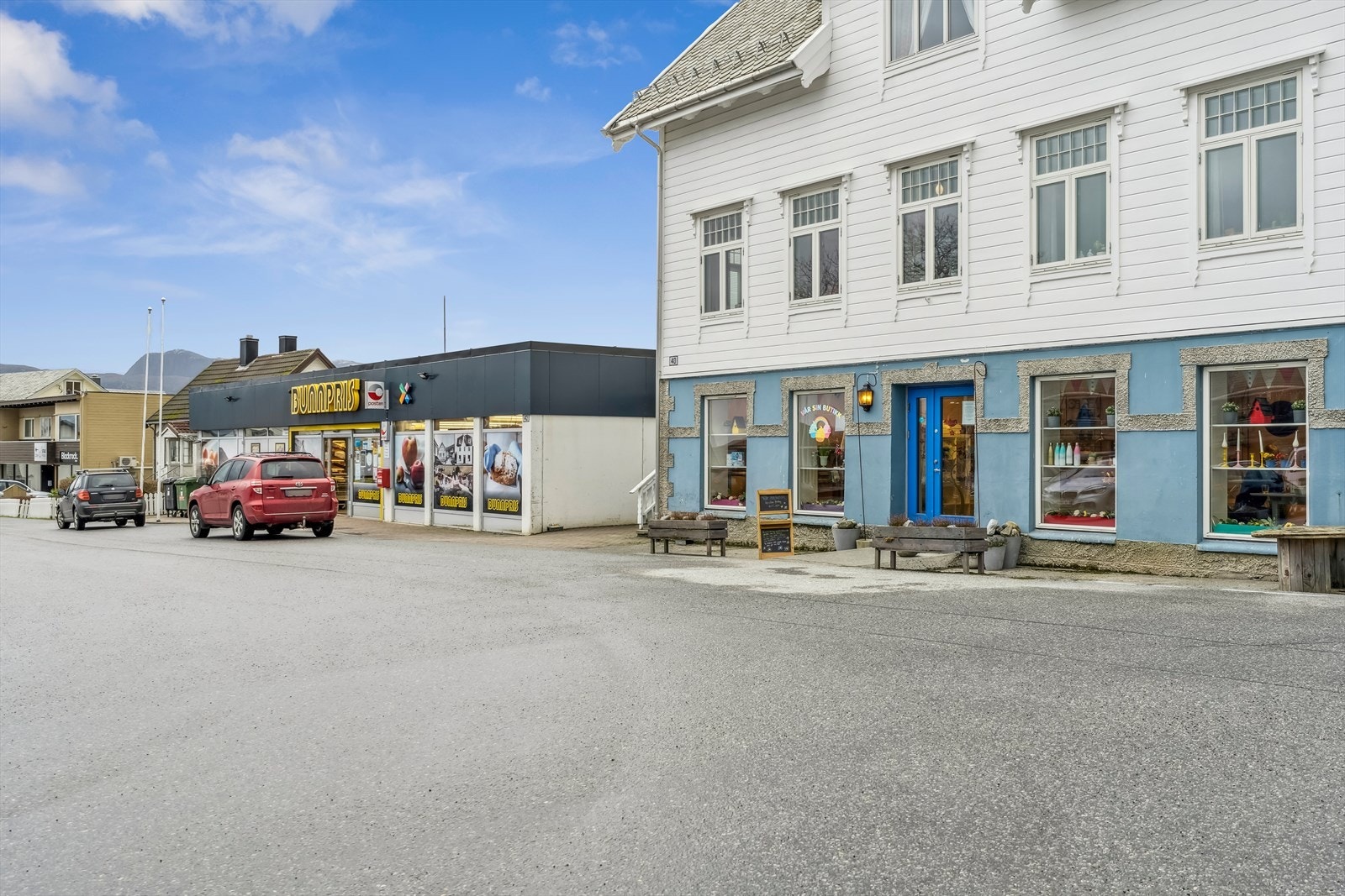 Her finner du blant annet Bunnpris, bakeri, byggvare, treningssenter, kafeer, frisør, tatoverings studio, og diverse nisjebutikker. Galleribilde