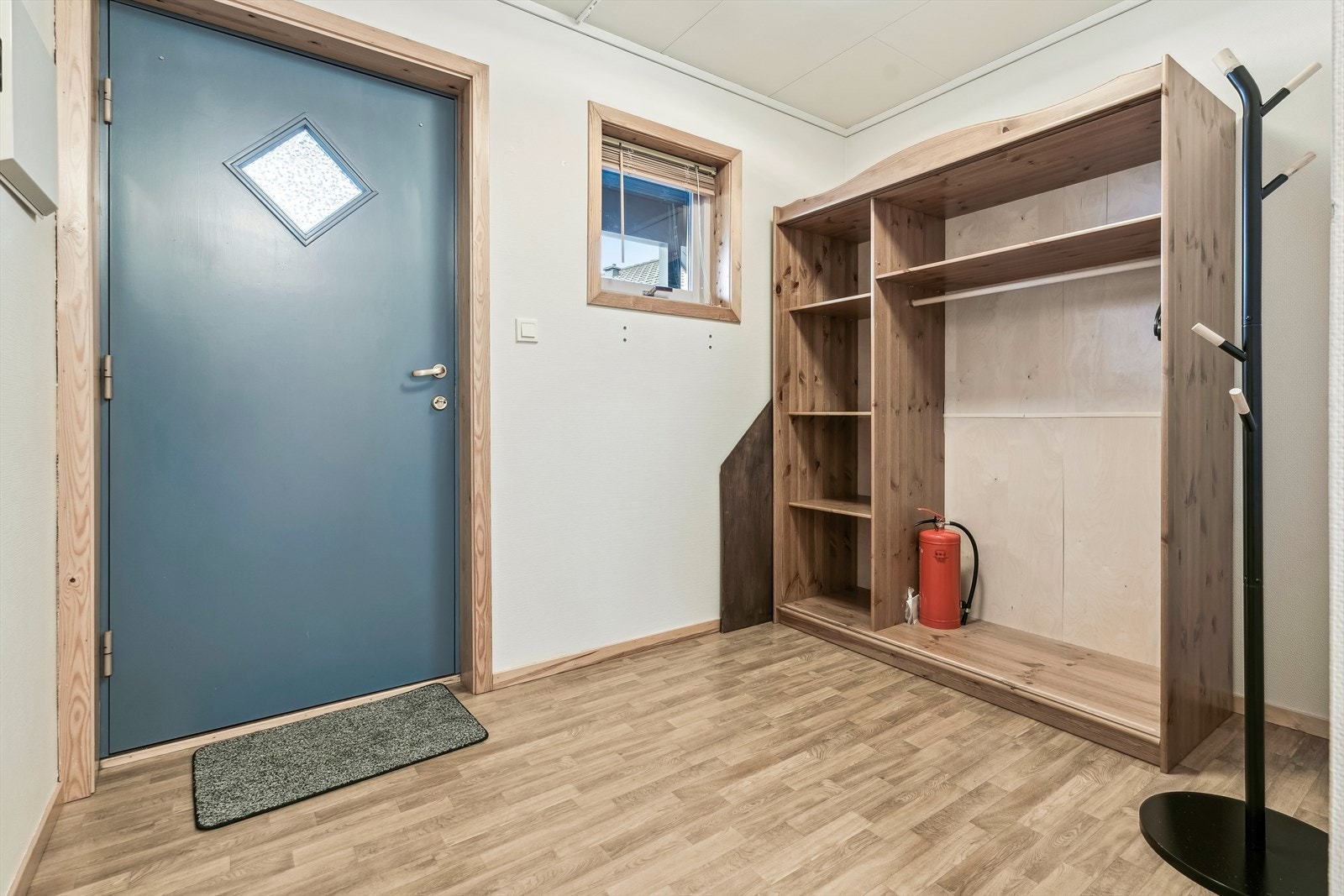 Inngangsparti med god plass til sko og yttertøy. Galleribilde