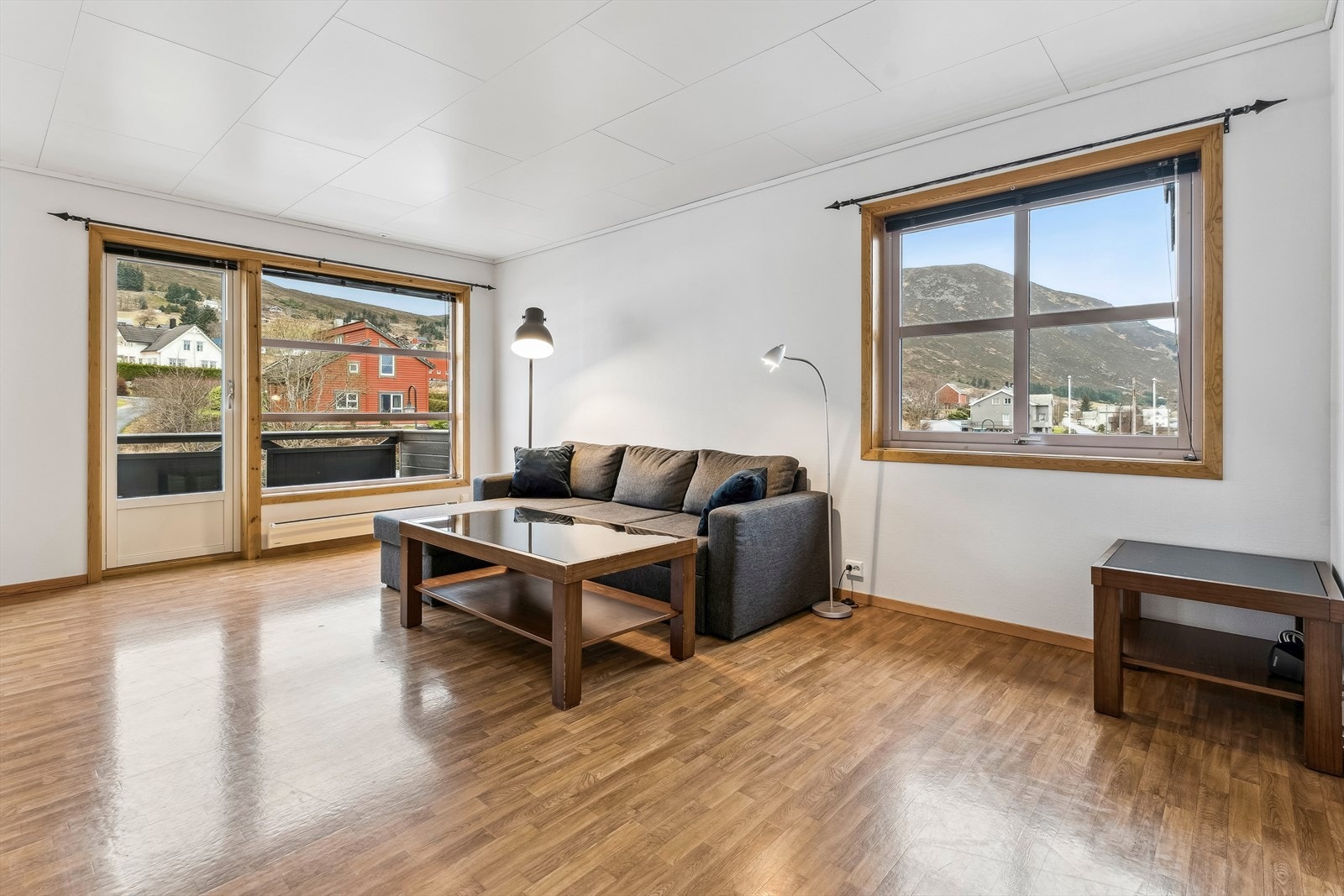 Lys 2-roms hjørne leilighet med utgang til balkong Galleribilde