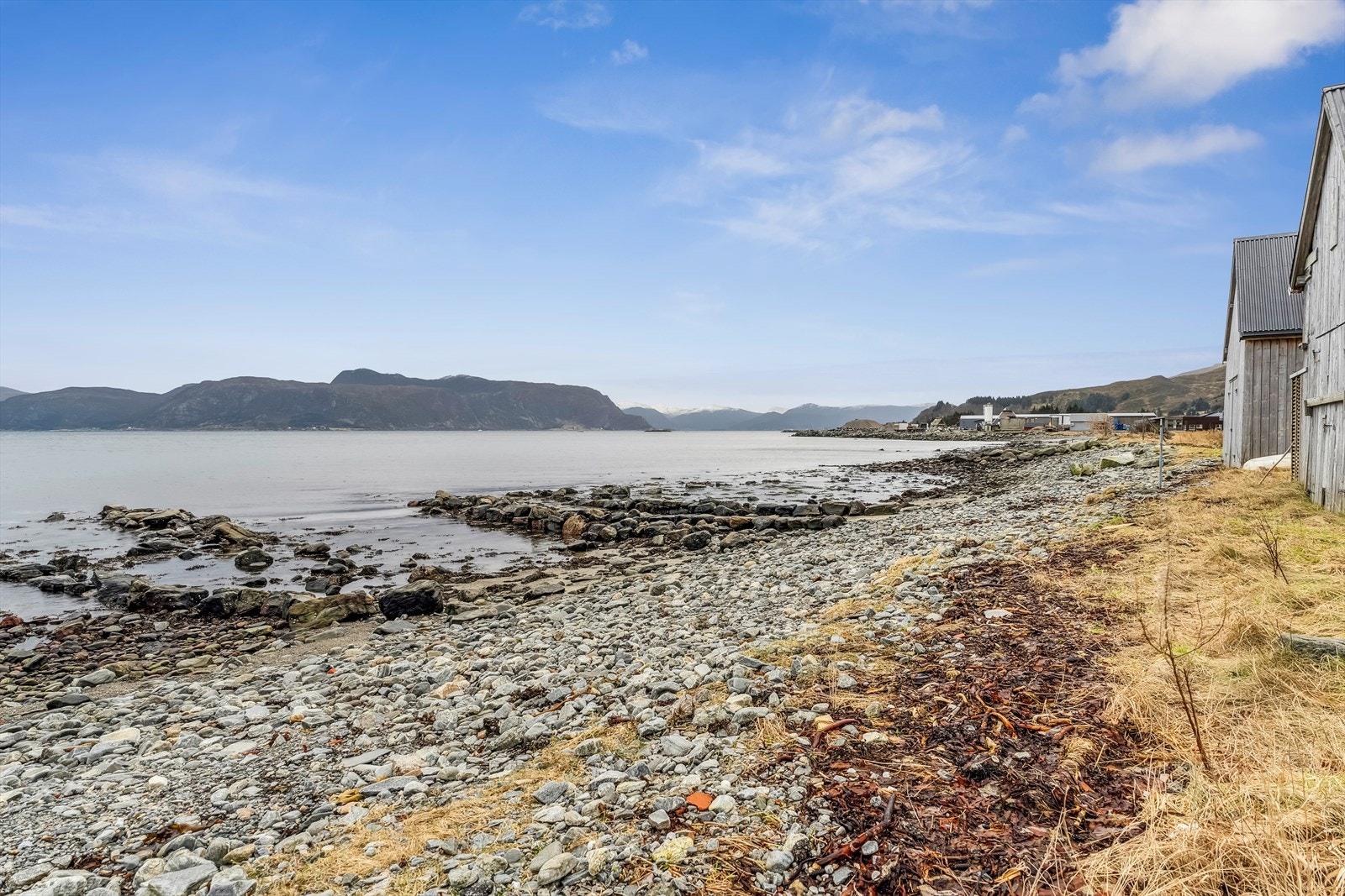 Her bor du midt i sentrum med fine turmuligheter ved sjøen eller til fjells like utenfor døren Galleribilde