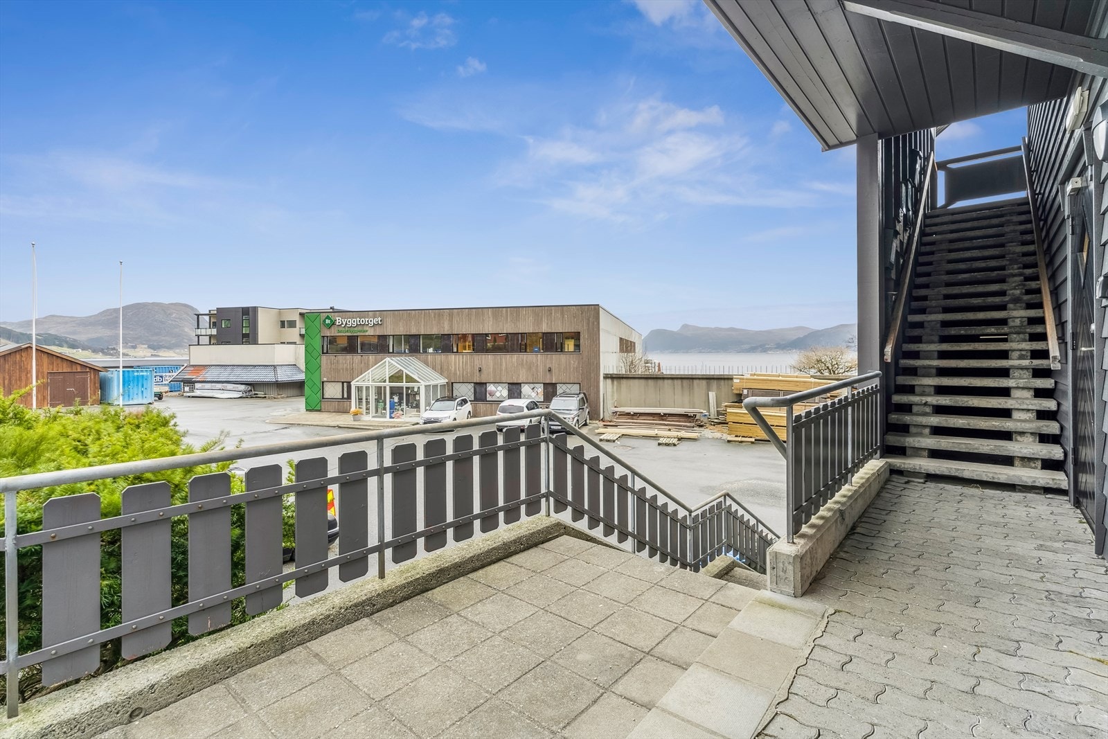 Adkomst til boligen via trapper fra bakgård med parkeringsplass Galleribilde