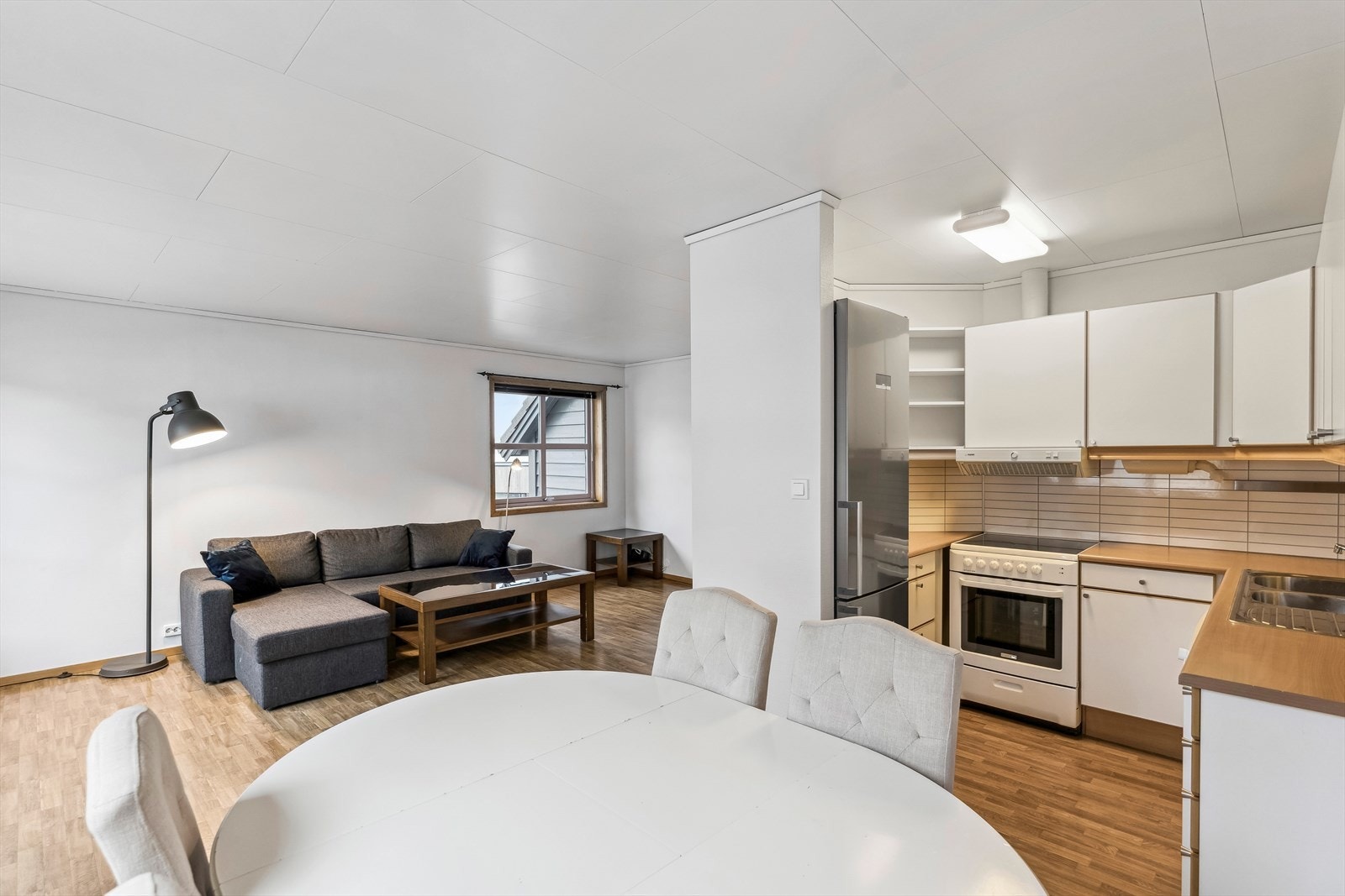 Kjøkkenet ligger i egen nisje delvis adskilt fra stuen Galleribilde