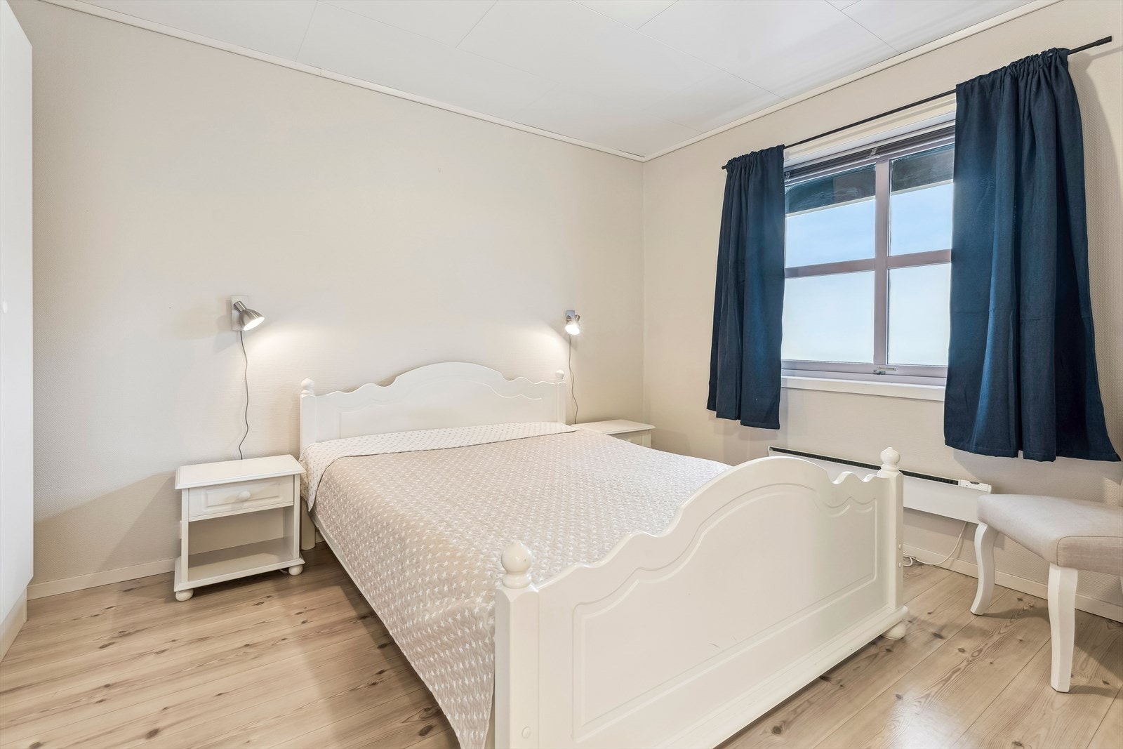 Soverom som vender vekk fra gateplan Galleribilde