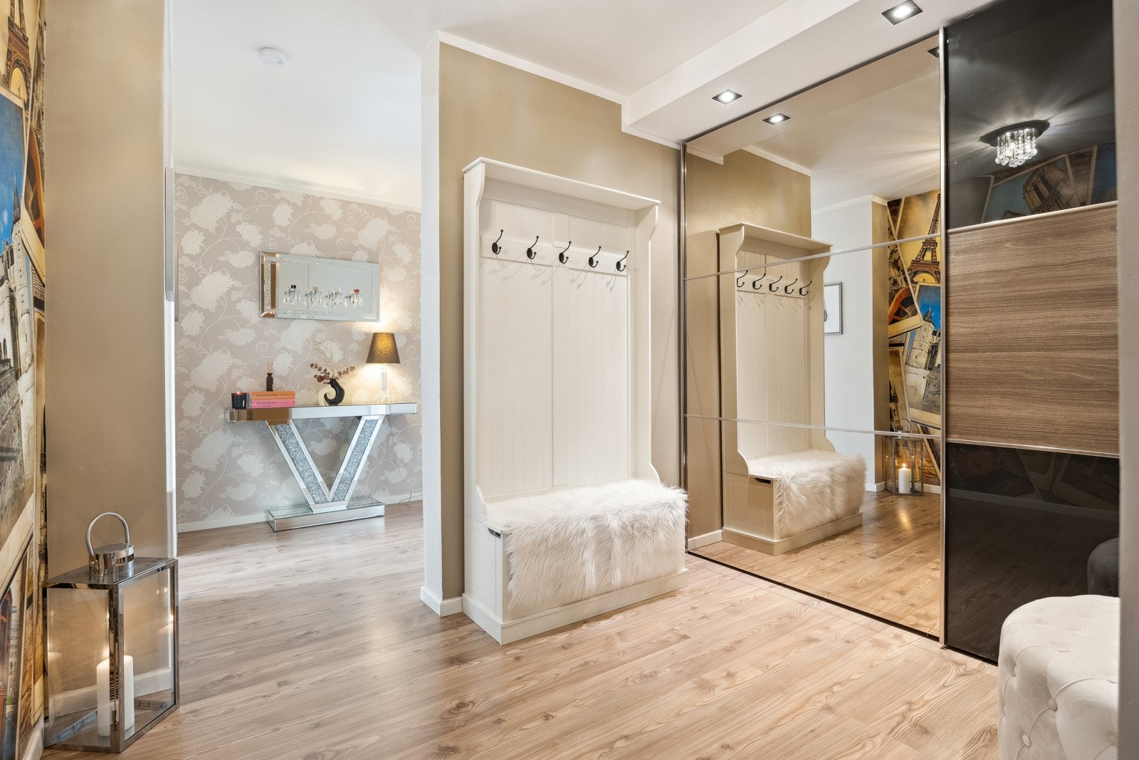 Moderne gang med mye oppbevaringsplass. Galleribilde