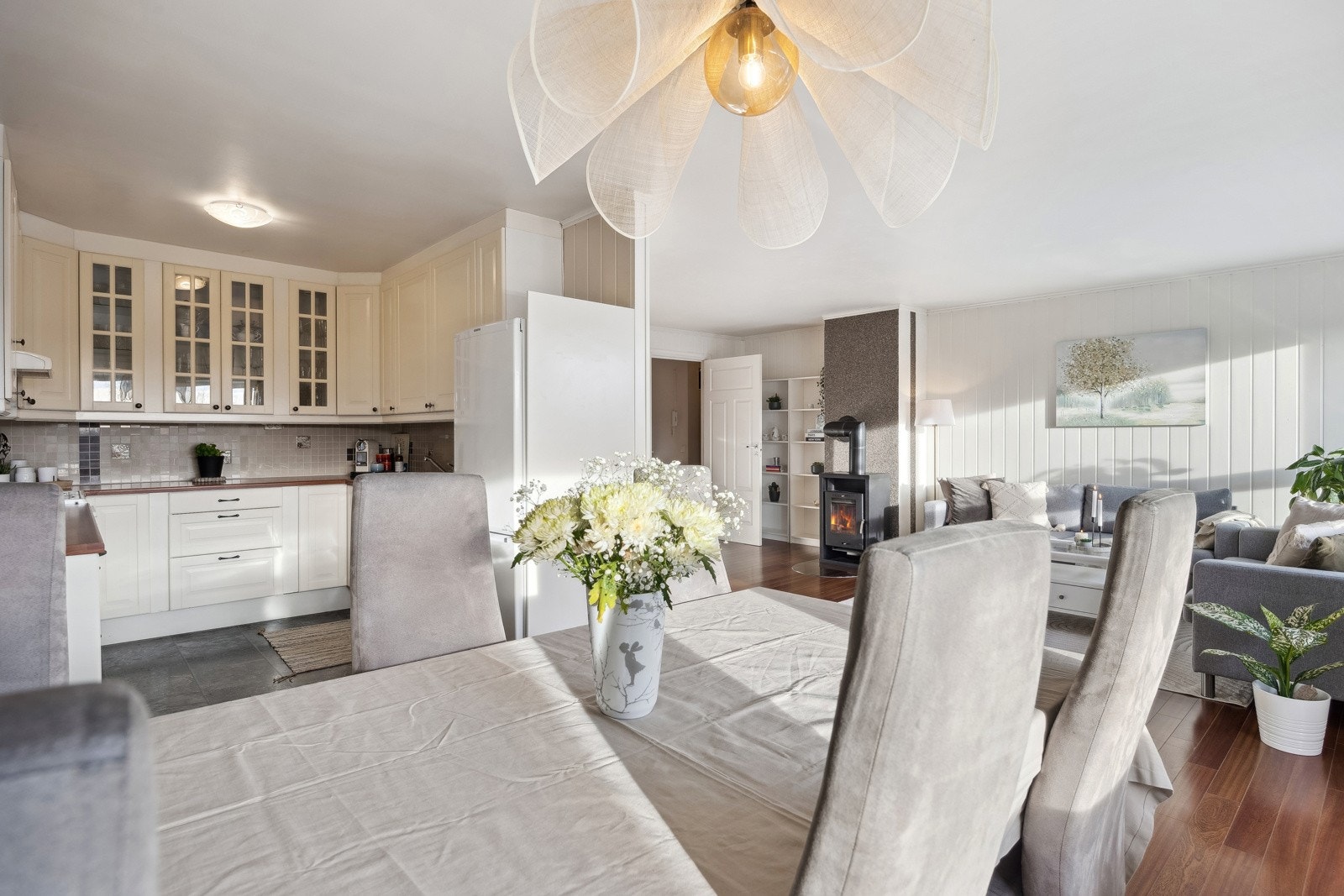 Stuen er naturlig inndelt i ulike brukssoner, og det passer utmerket å innrede med spisebord utenfor kjøkkenet. Galleribilde