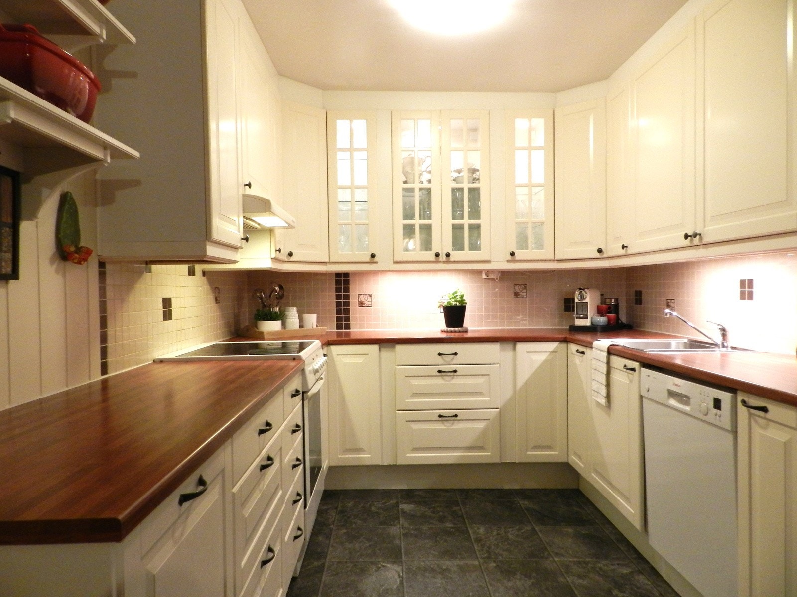 Kjøkkenet har store arbeidsflater som gjør matlagingen ekstra hyggelig. Bilde tatt av selger. Galleribilde