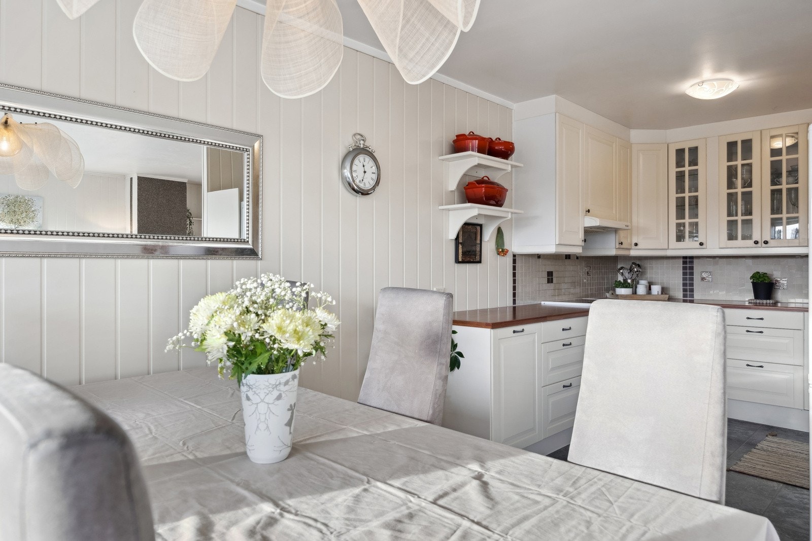 God plass til spisegruppe ved kjøkken, som gjør matlagingen sosial og innbyr til sosiale kvelder. Galleribilde