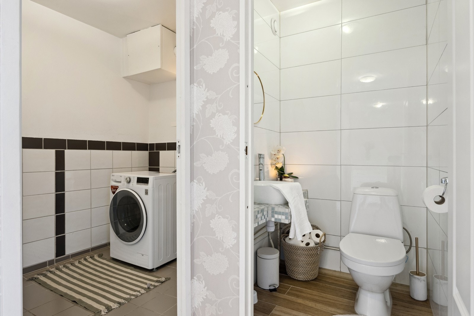 Praktisk toalettrom med vegghengt servantinnredning og ovenpåliggende servant med armatur. Galleribilde