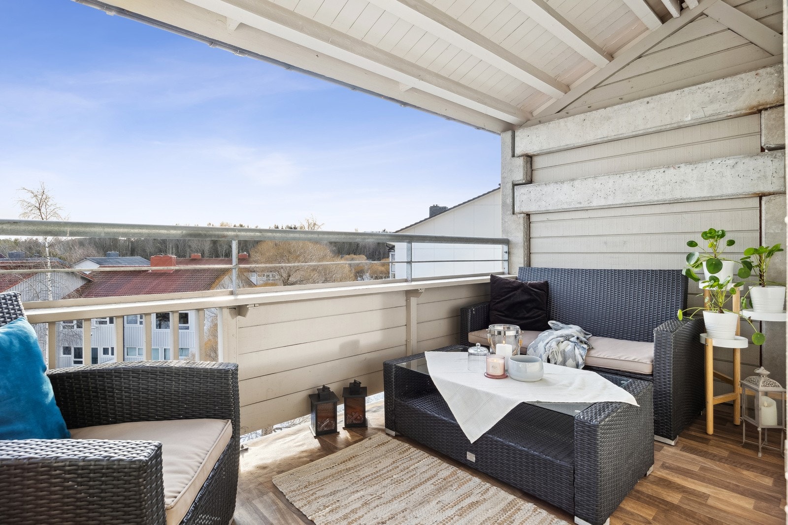 Balkongen blir en naturlig forlengelse av stuen og har god plass til utemøbler. Galleribilde