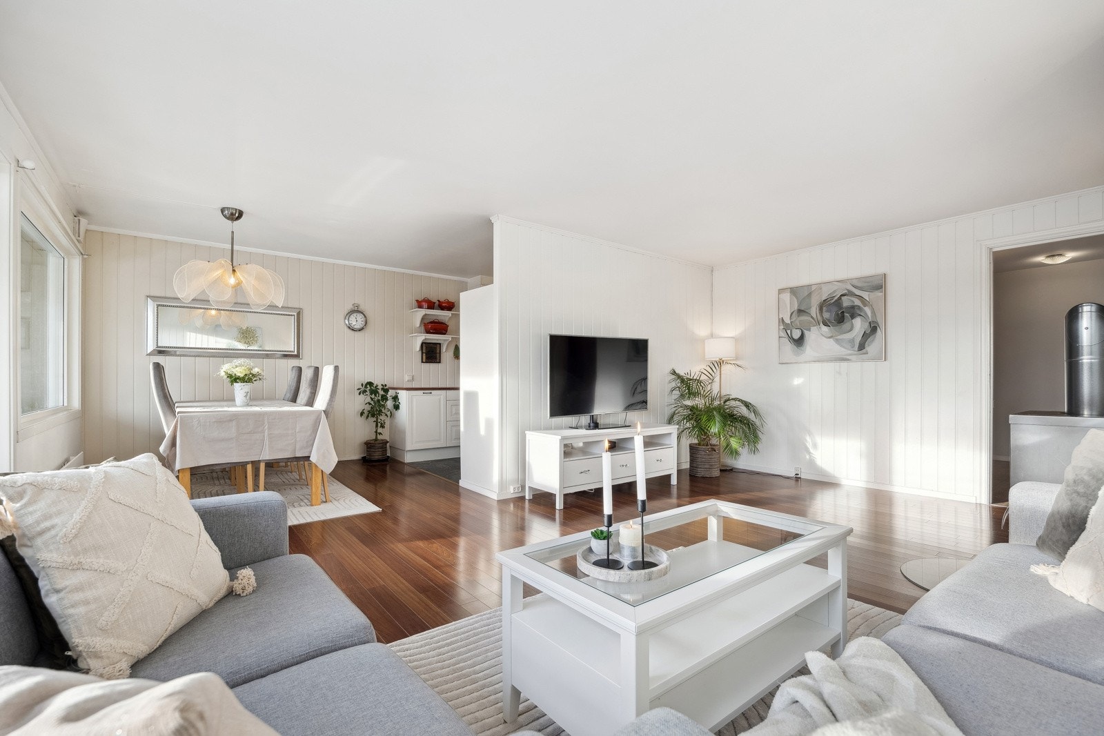 Stuen måler 23 kvm og kan enkelt innredes med både spisestue og sittegruppe uten at det oppleves rotete. Galleribilde