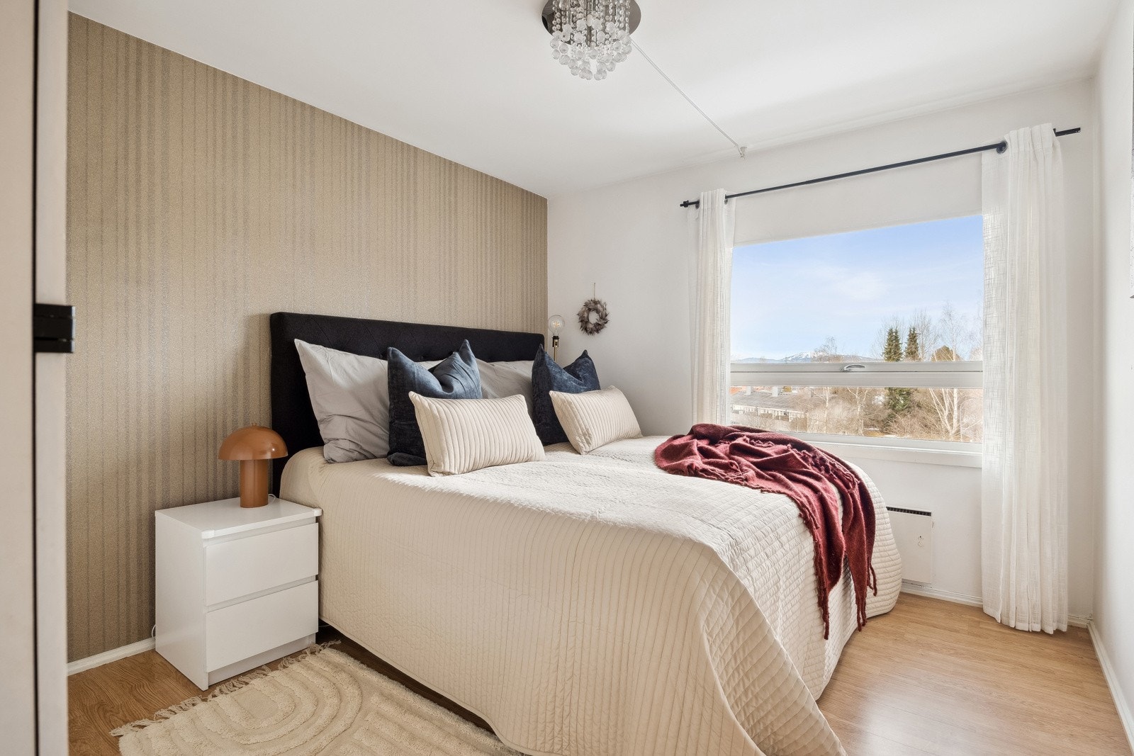 Leiligheten har 2 soverom. Soverom nr. 1 er malt i lyse og moderne farger og måler 11 kvm. Galleribilde