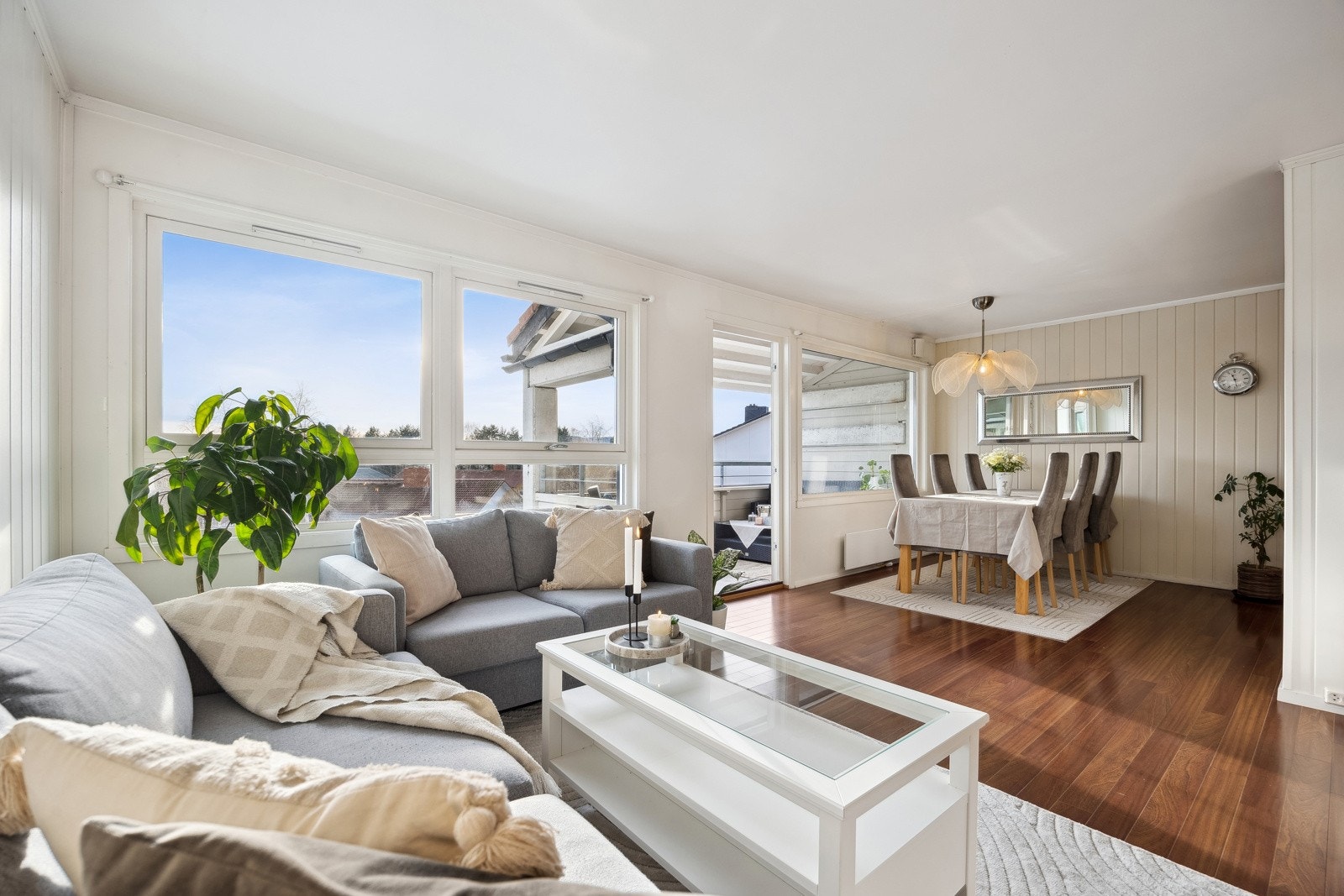 Fra stuen er det utgang til en romslig balkong på 7 kvm, med gode solforhold. Galleribilde