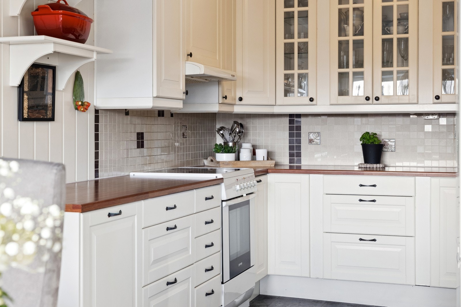 Ikea kjøkkeninredning fra 2009 med benkeplate av laminat og profilerte fronter. Galleribilde