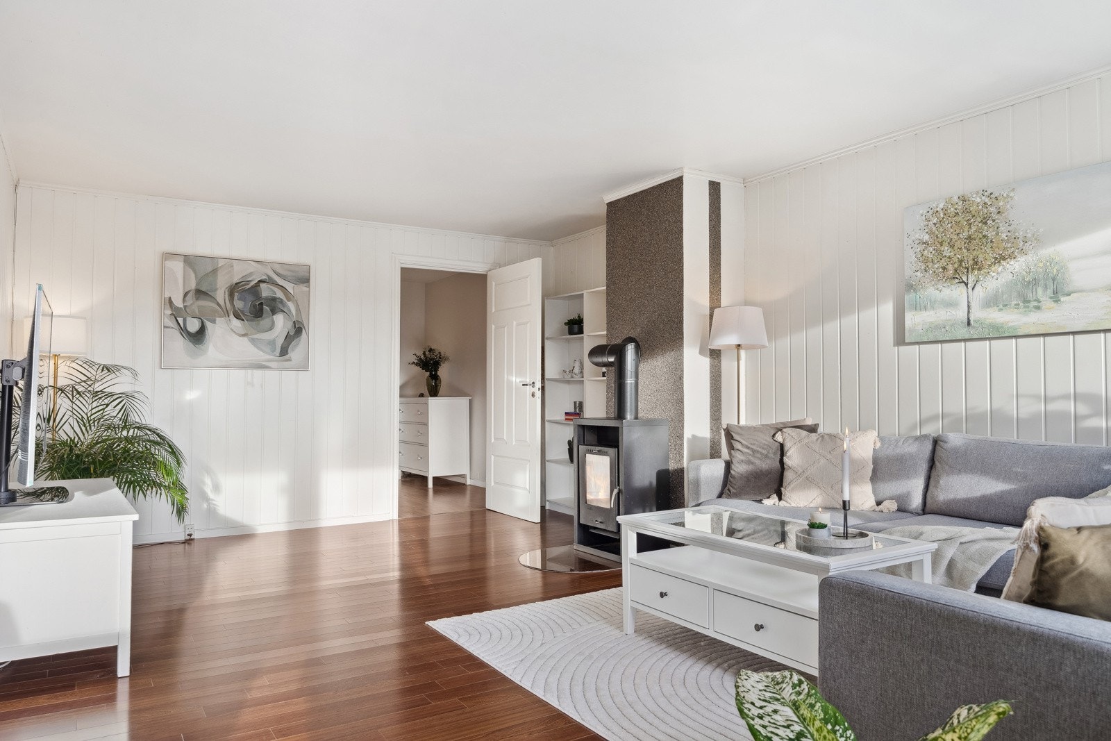 Stuen er malt i en lys, nøytral farge som gjør det lett å sette sitt personlige preg på rommet gjennom pynt og interiør. Galleribilde