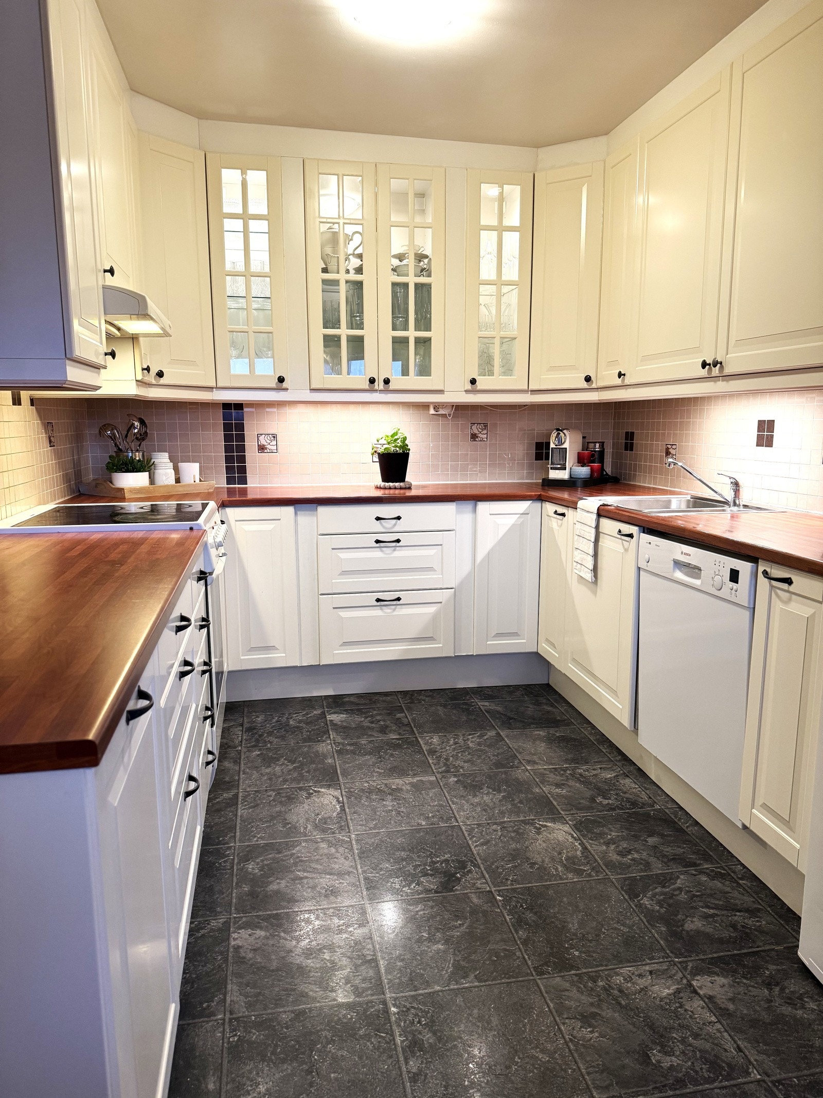 Gulvet på kjøkkenet er flislagt. Bilde tatt av selger. Galleribilde