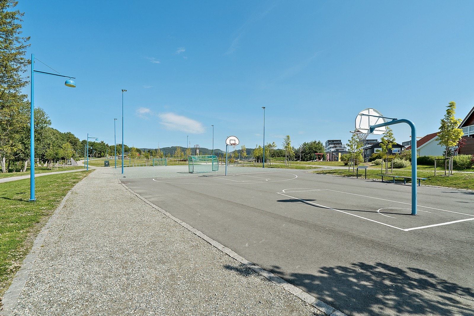 Tillerparken er perfekt for både store og små, her er det basketballbaner og vollyballbaner osv. Galleribilde