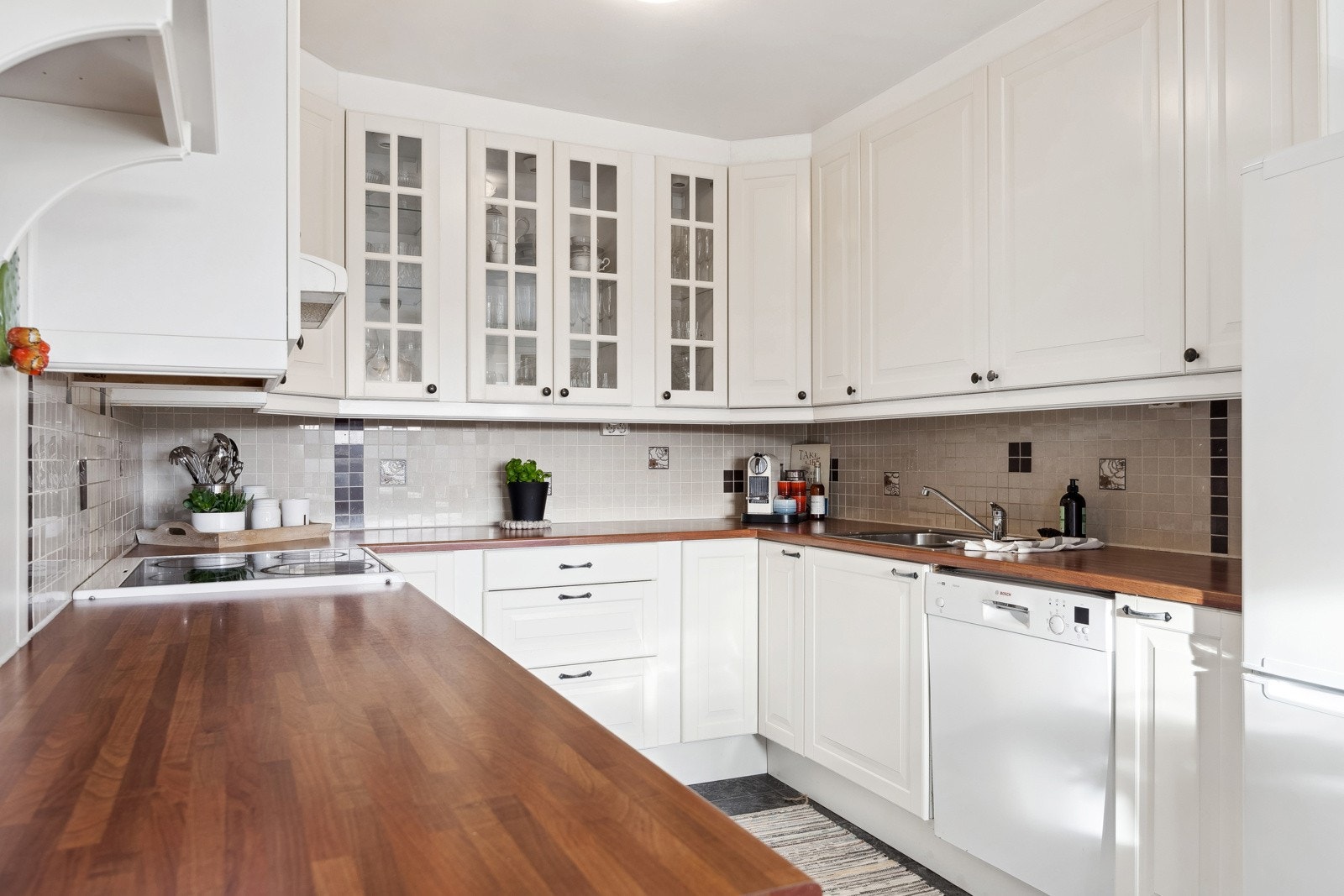 Stilrent kjøkken med mye benk- og skapplass. Galleribilde