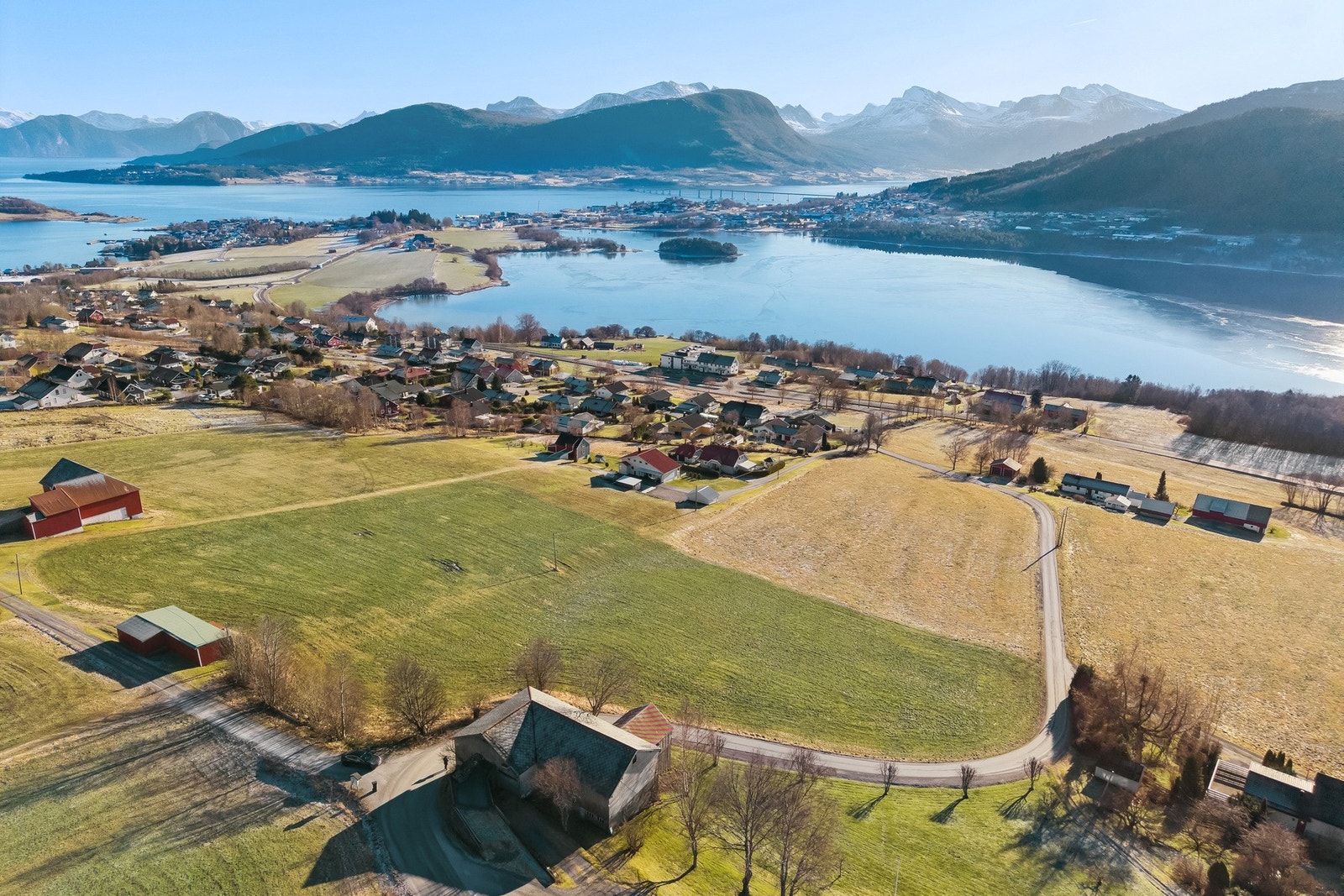 Tomt 52/89 er regulert til LNFR. Tomten er på totalt 7,2 dekar og ligger flott til i Åsbygda Galleribilde