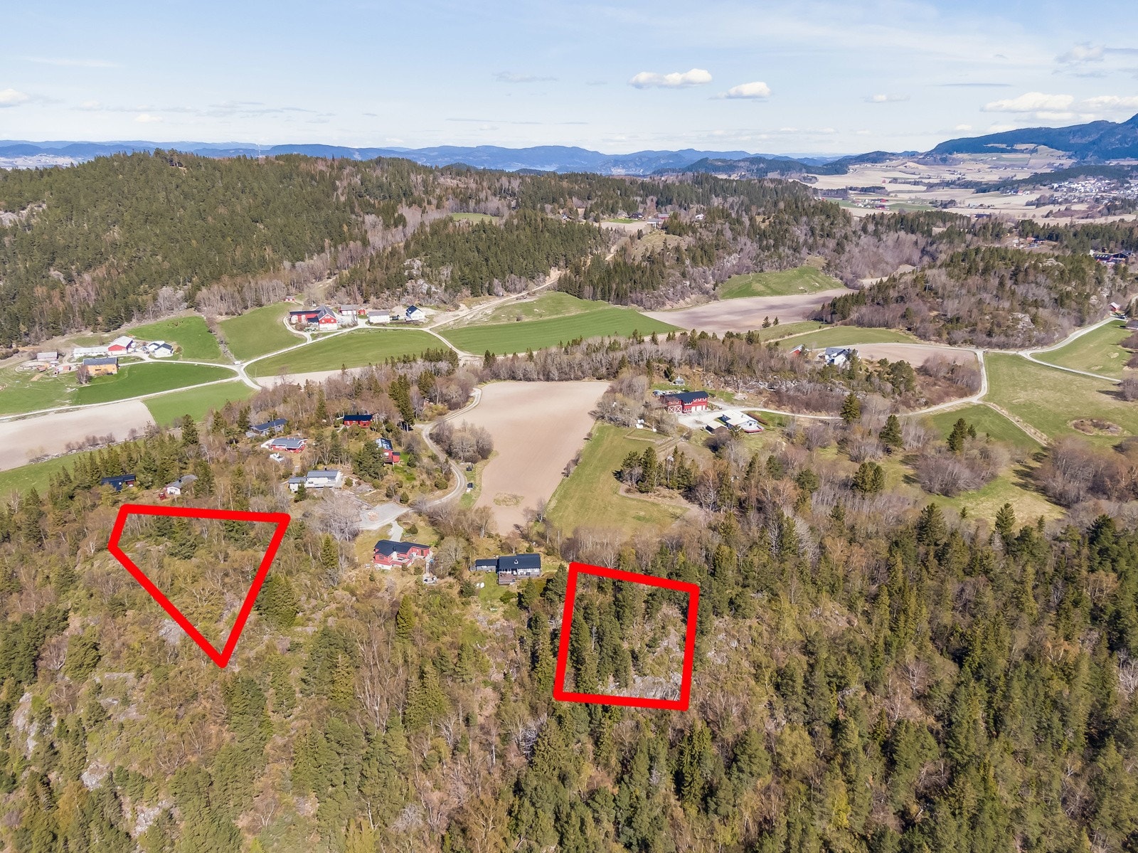 Nærmeste dagligvarebutikk, som er en ny Coop Extra, ligger kun 5-6 min unna med bil i Skatval sentrum. Her har man også togstasjon. Galleribilde