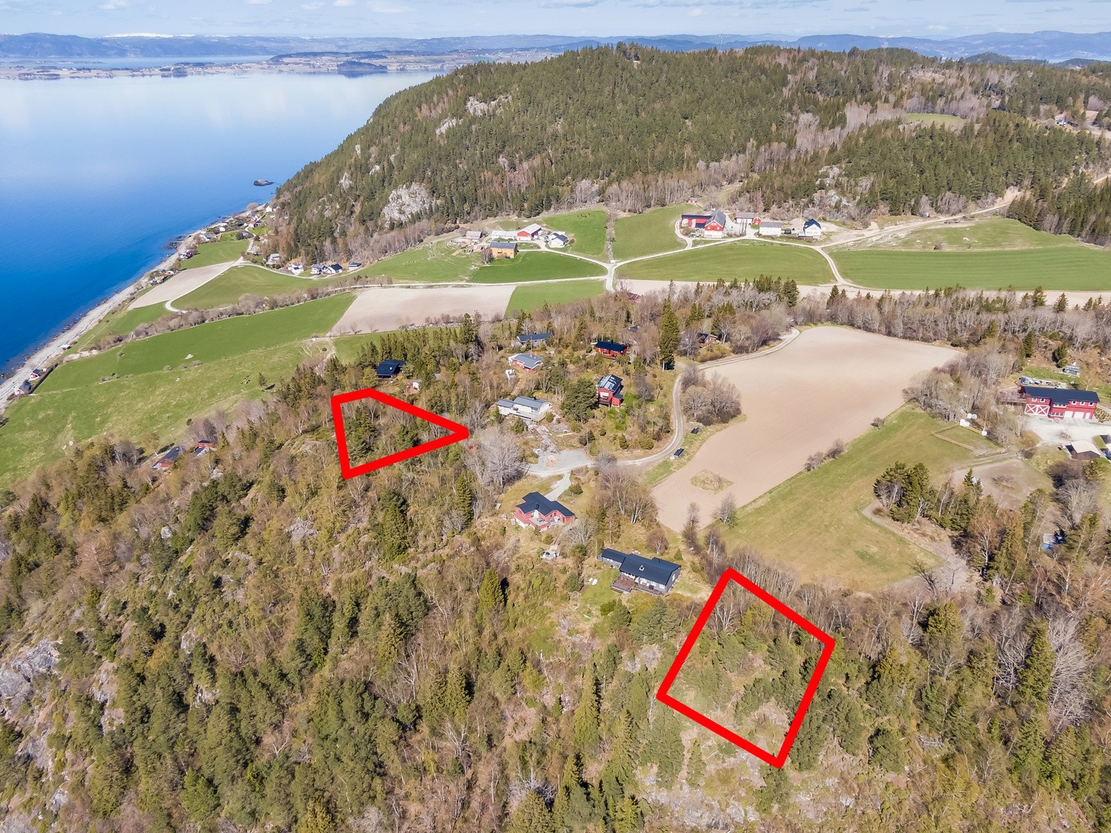 Det tillates samlet bebygd areal inntil BYA=140 m² (se hele utdrag fra kommune under reguleringsforhold i prospekt) Galleribilde
