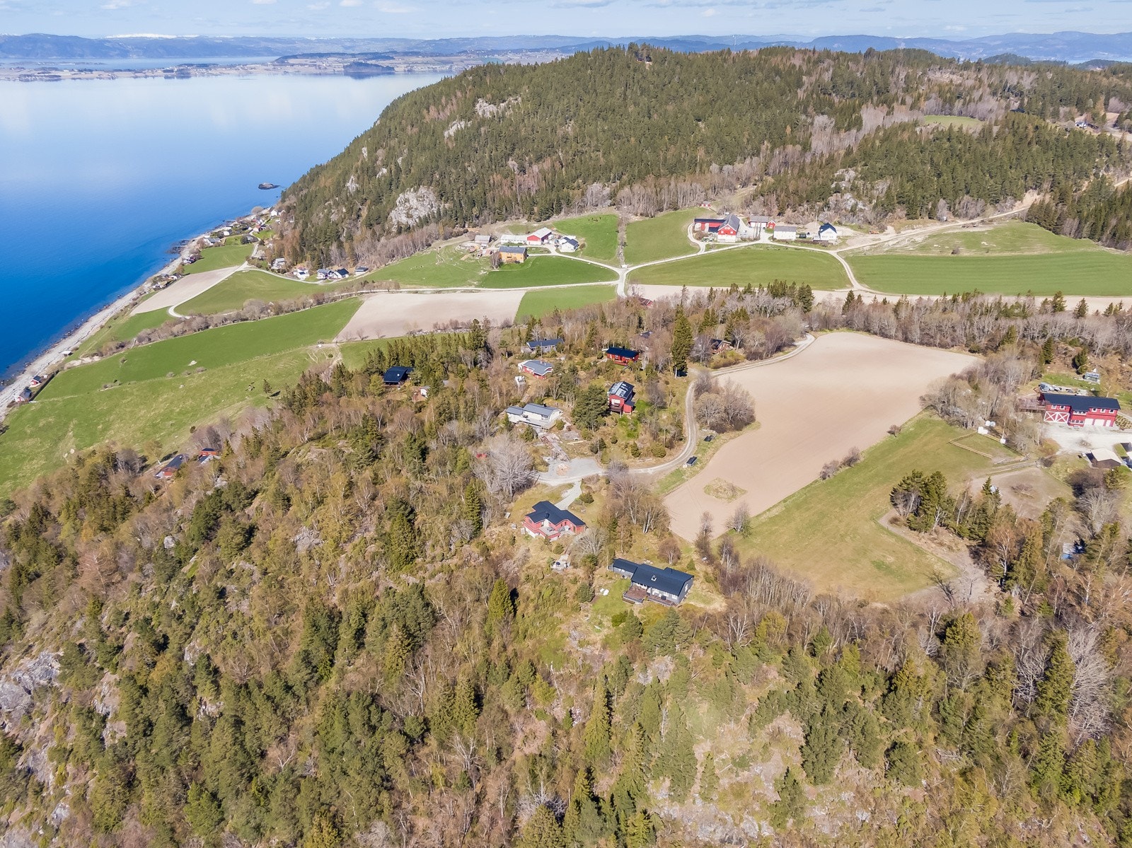 Dette området er en skjult perle som ligger svært idyllisk til, men som ligger kort vei unna byer/tettsteder som 10-15 min unna Stjørdal sentrum, ca. 40 min unna Levanger og 35-40 min unna Trondheim sentrum. Galleribilde