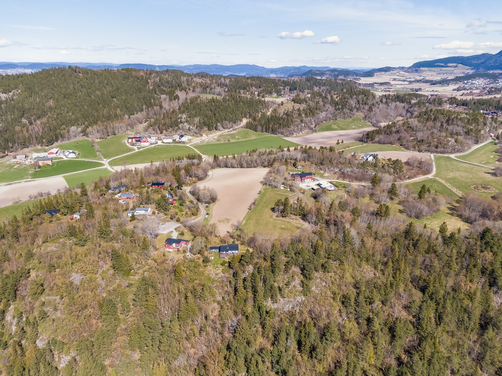 Skatval byr på fantastiske turløyper og har en lang strand/sjø-linje hvor Vingestranda, Rykkjasbukta og området ved Steinvikholmen er noen av flere fine steder ved sjøen her. Galleribilde