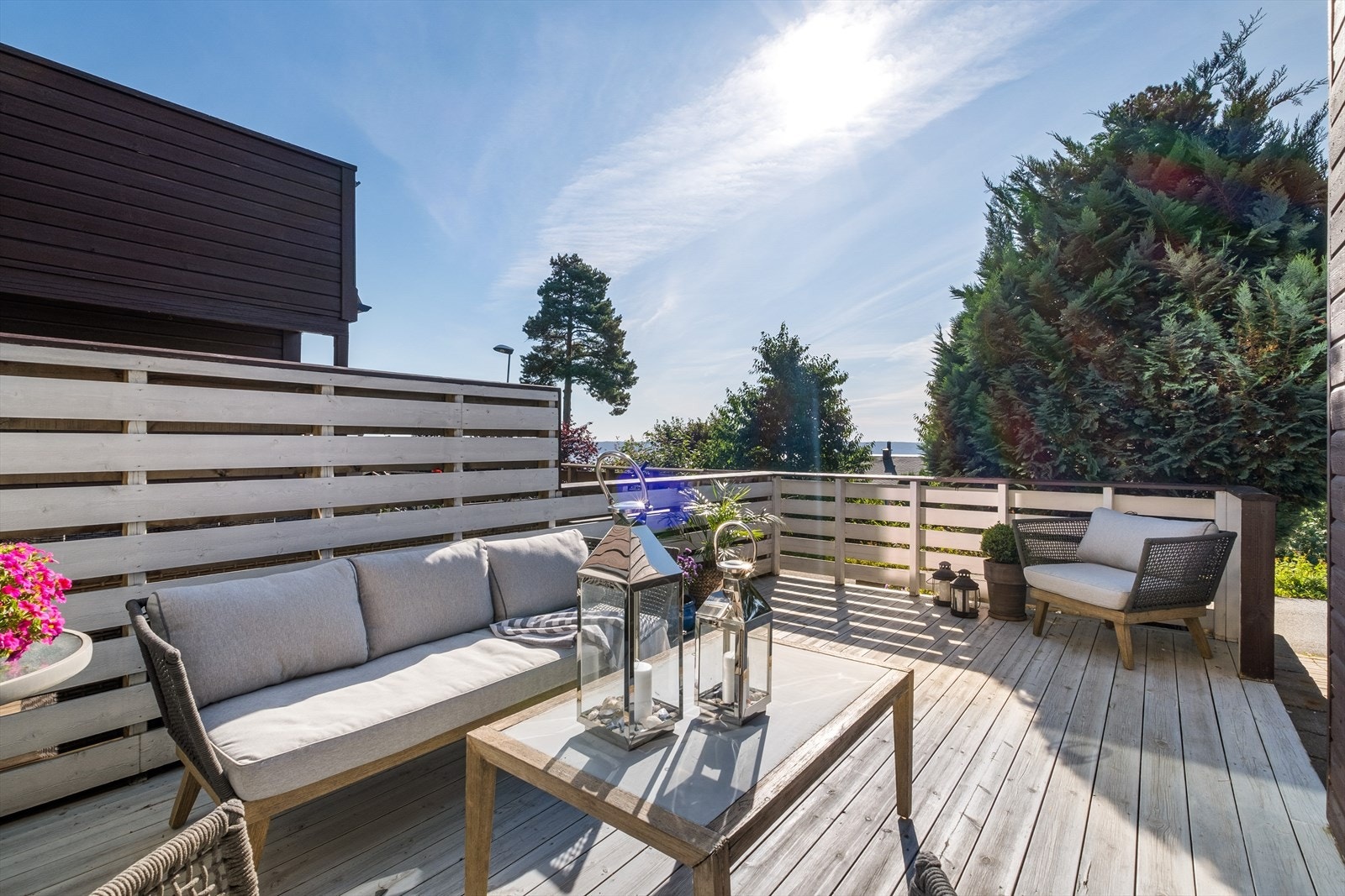 Godt med plass til sittegruppe, blomster etc. Galleribilde