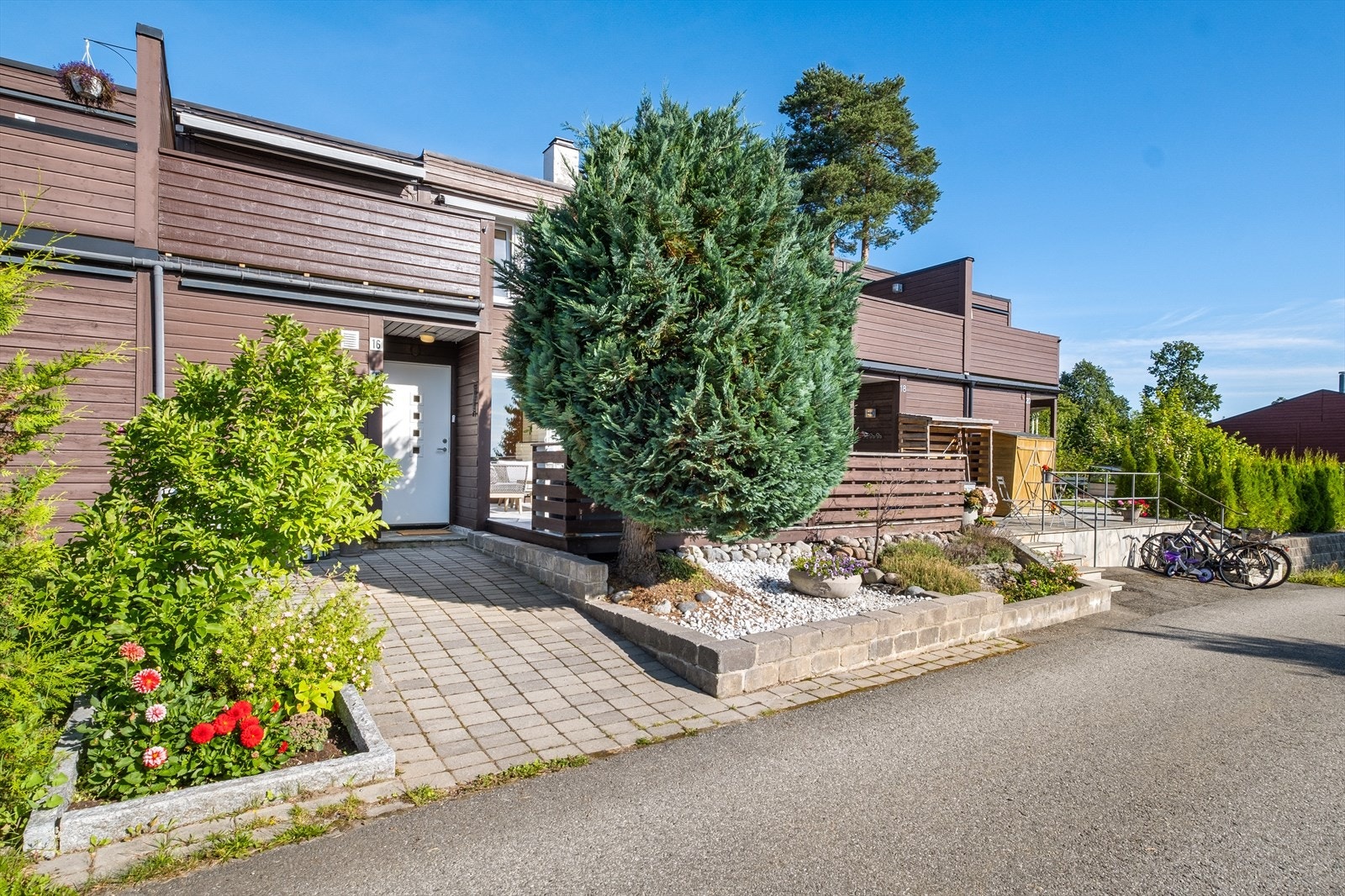 I en travel hverdag er det en trygghet å vite at barna selv kan gå til både skole, venner og fritidsaktiviteter. Et drømmested for en barnefamilie, men også for de med ungdom/ større barn! Galleribilde