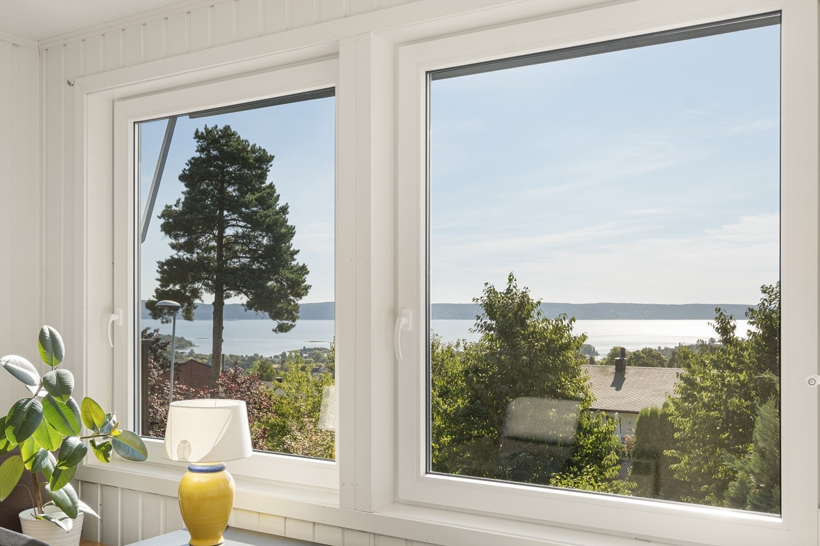 Gjennom vinduene i stuen i 2. etasje kan man nyte den vakre utsikten over innseilingen til Oslo! Galleribilde