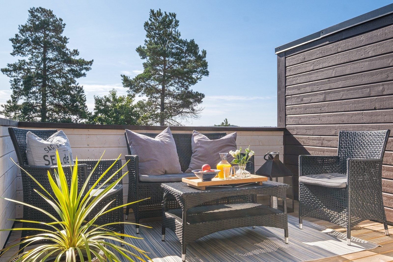 Fra stuen er det utgang til en sydvendt takterrasse på ca. 9,3 kvm. Galleribilde