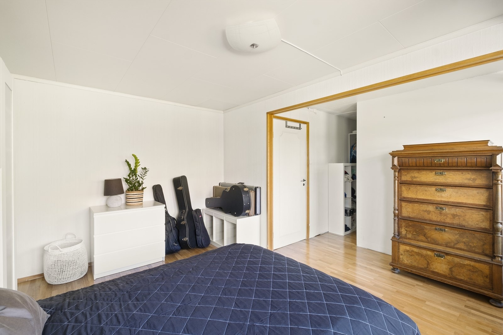 Fra soverommet er adkomst til et praktisk walk-in-closet/ garderobe for optimal oppbevaring av klær og sko. Galleribilde