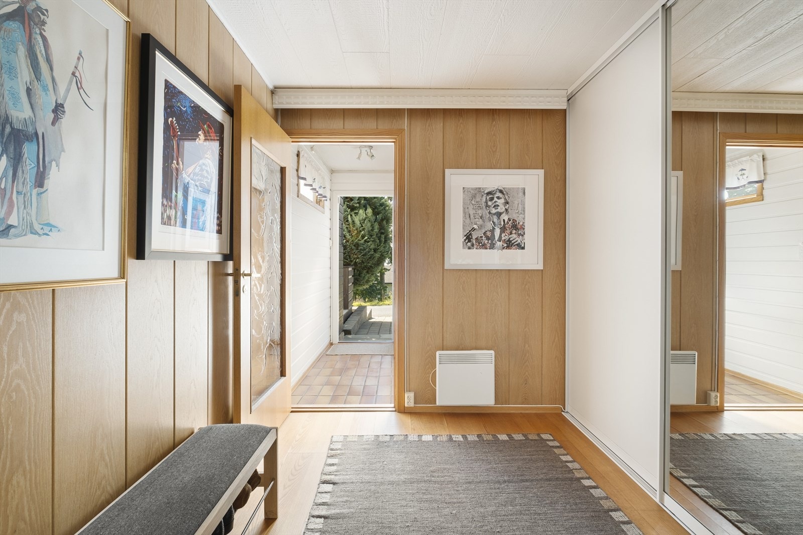Fra vindfanget er det adkomst til en praktisk bod og gang med stor skyvedørsgarderobe, som gir godt med plass til klesoppheng og sko etc. Galleribilde