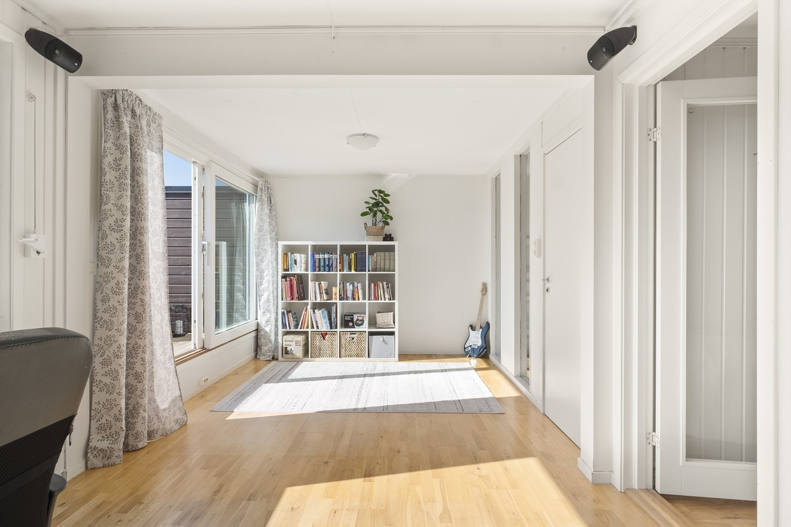Her er det god plass til dobbeltseng, sofagruppe, TV-benk, hyller e.l. Galleribilde