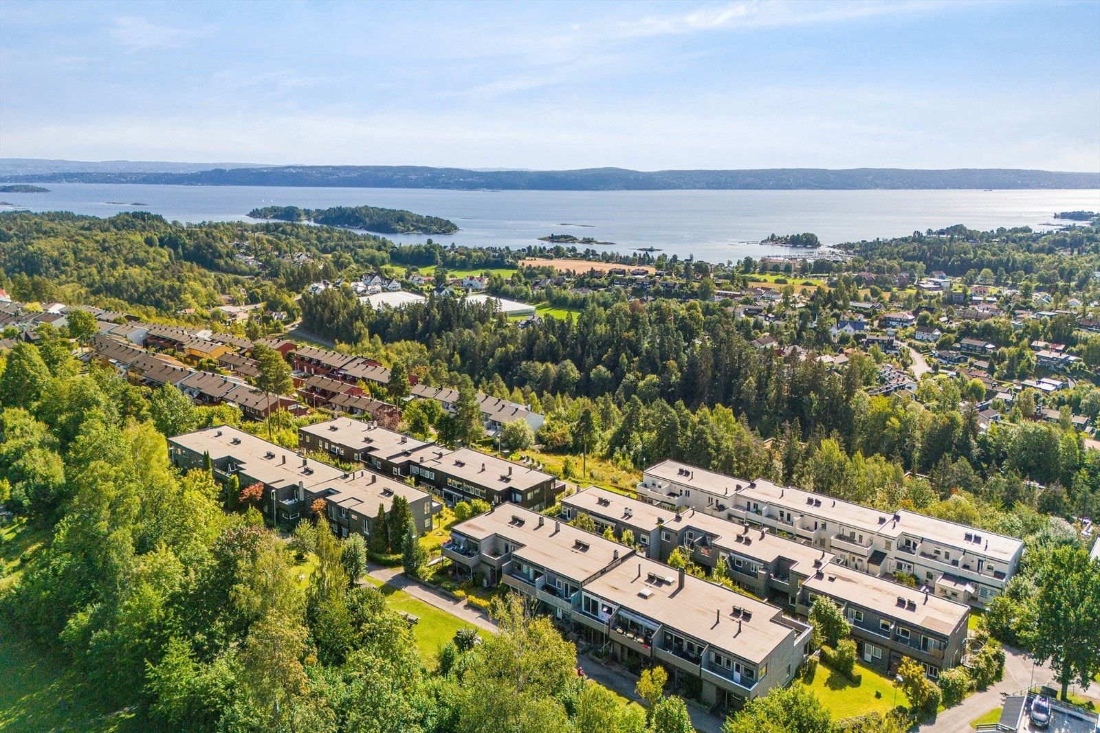 Dette er en flott mulighet til å sikre seg et pent rekkehus med flere utesoner og nydelig fjordutsikt på familievennlige og attraktive Bleikeråsen, rett utenfor Asker sentrum. Galleribilde