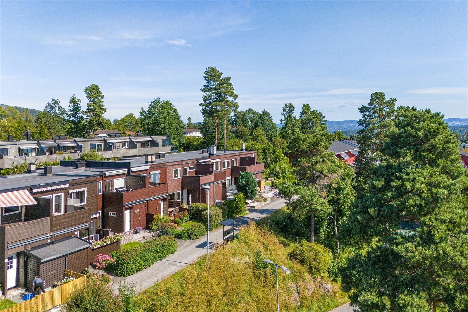 I et høyt og solrikt boligområde på Bleikeråsen finner man dette innbydende rekkehuset som strekker seg over 2 plan. Galleribilde