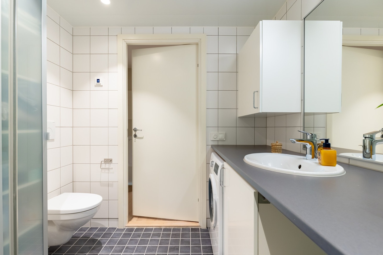 Det er opplegg/plass til vaskemaskin under benkeplaten. Galleribilde