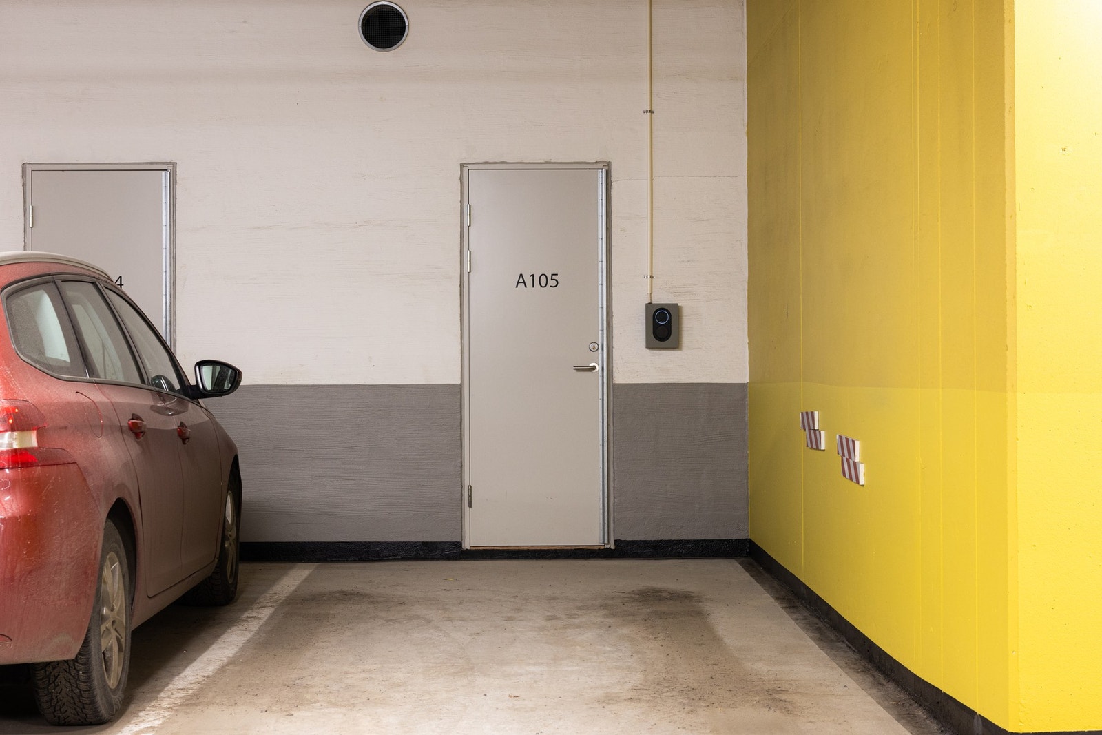 Heis rett ned til oppvarmet garasjeanlegg og på garasjeplassen står det "A105". Det er montert elbil lader. Boden er plassert bak garasjeplassen og er ca. 6 kvm stor. Galleribilde