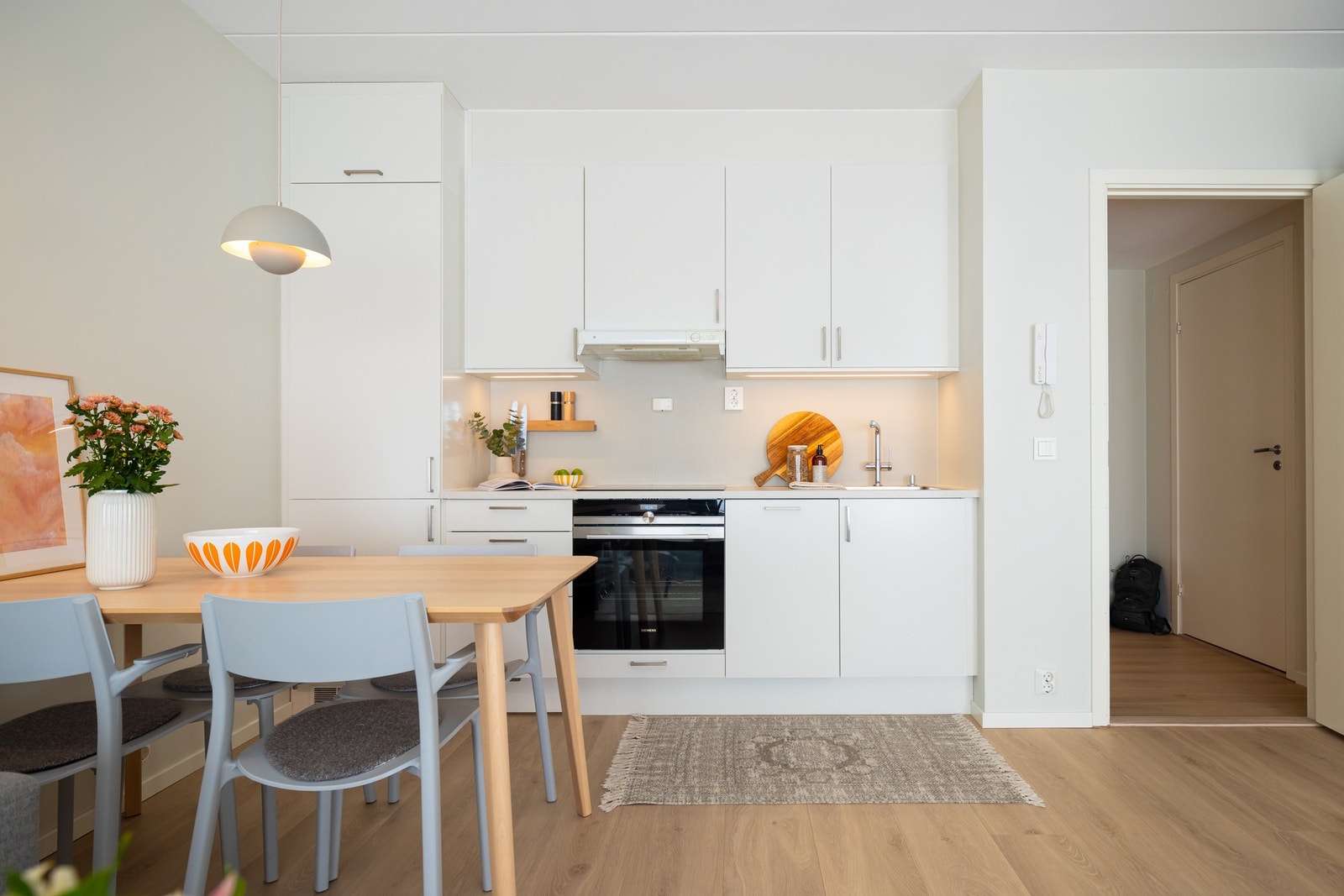 Det er laminat benkeplate med nedfelt oppvaskkum og nedfelt induksjon koketopp. Galleribilde