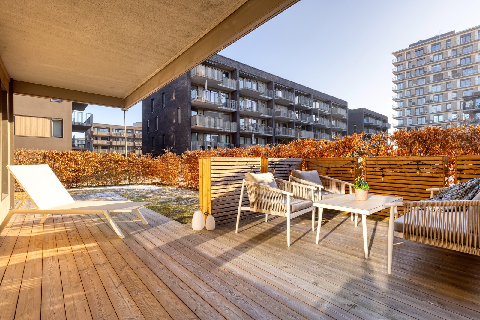 Stor syd/-østvendt terrasse på ca. 35 kvm og grønn, frodig hage på sommeren. Galleribilde