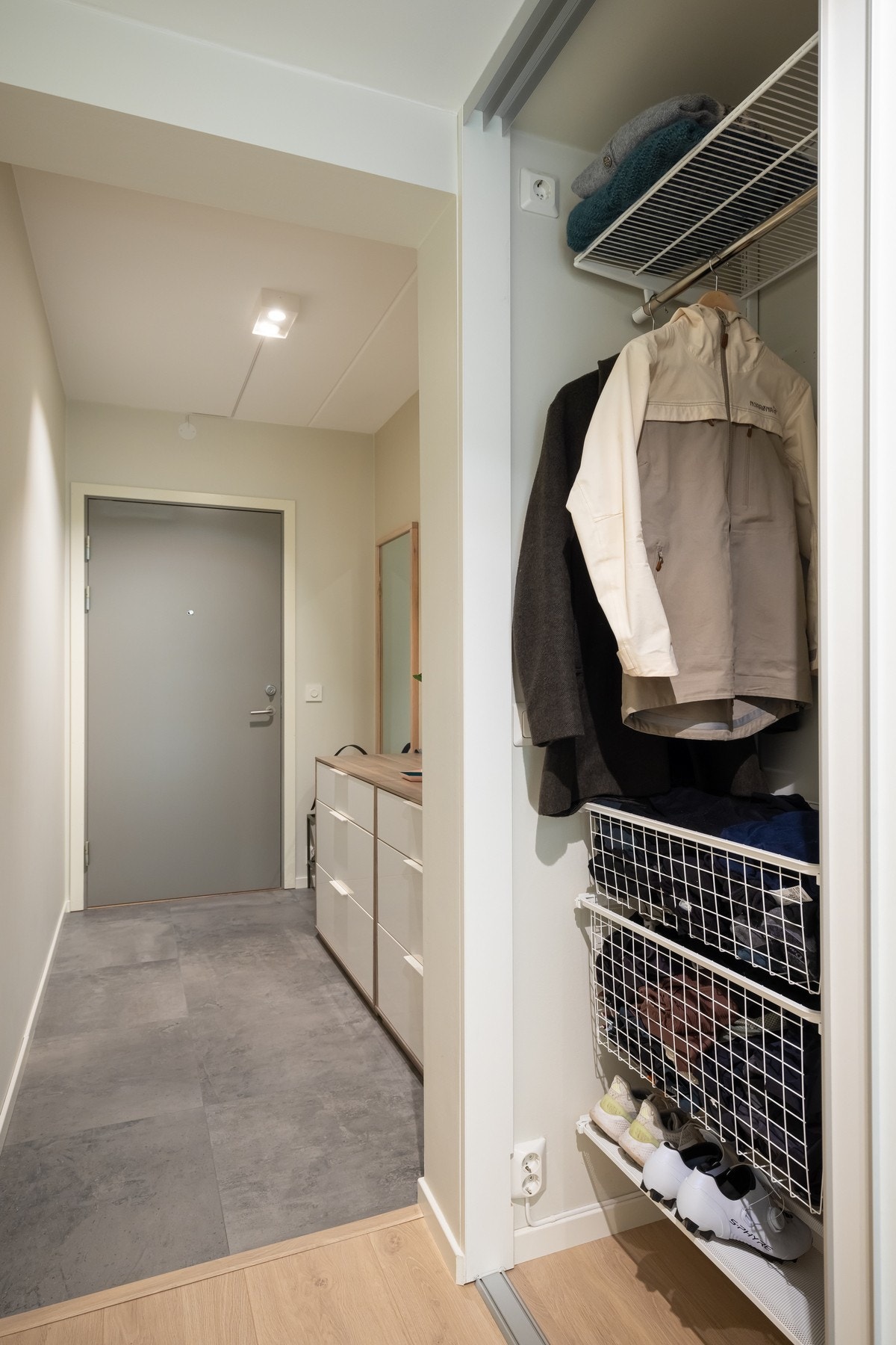 Her møtes du av en lys og innbydende entré med flislagt gulv. Galleribilde