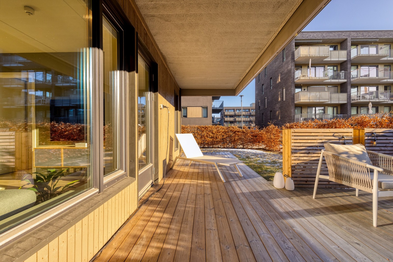 Uteplassen har god plass for loungemøbler, spisebord, solsenger og grill. Det er tillatt med elektrisk eller gass i sameiet. Galleribilde