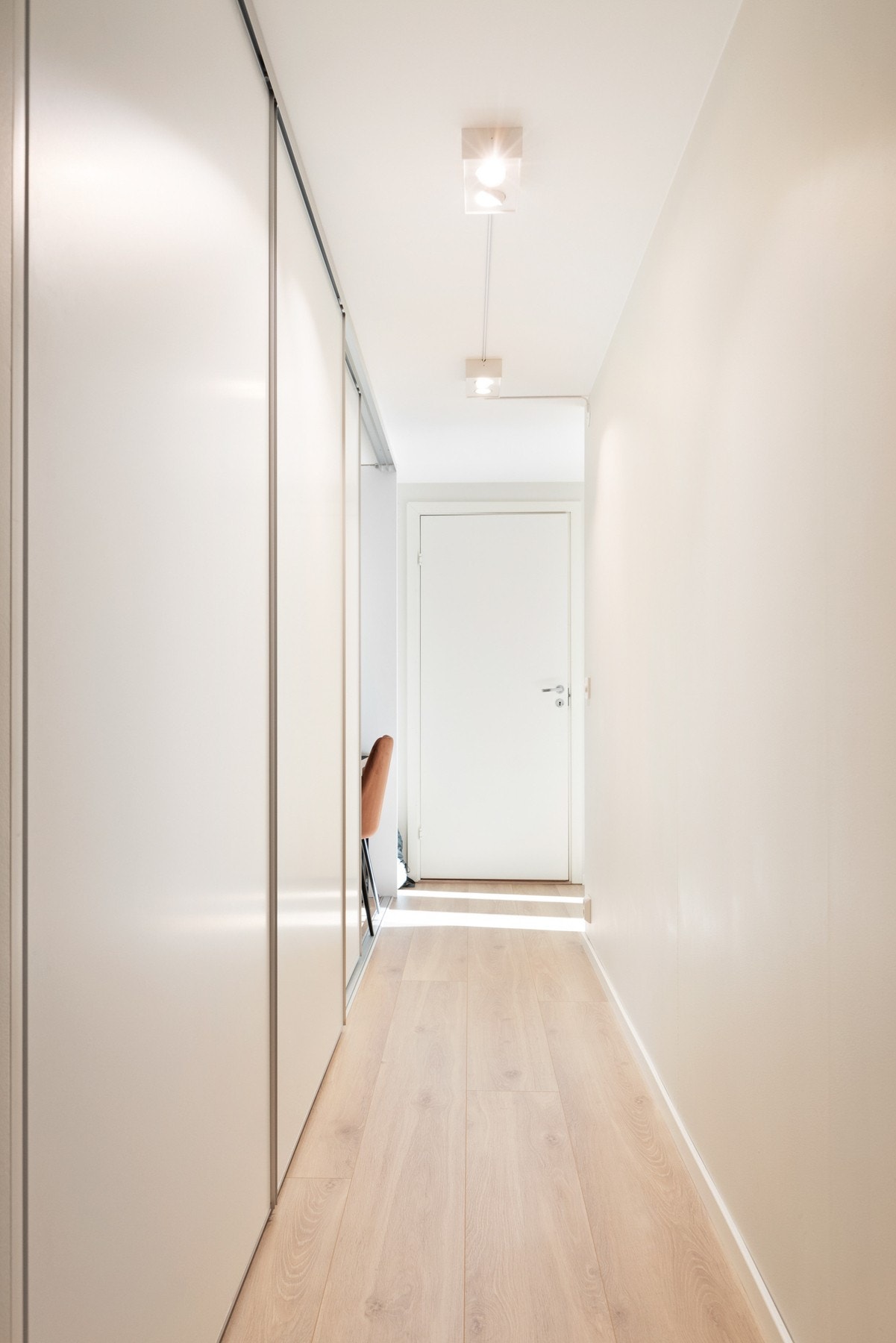 Videre innover i gangen er det en romslig skyvedørsgarderobe med ytterligere oppbevaringsplass. Galleribilde