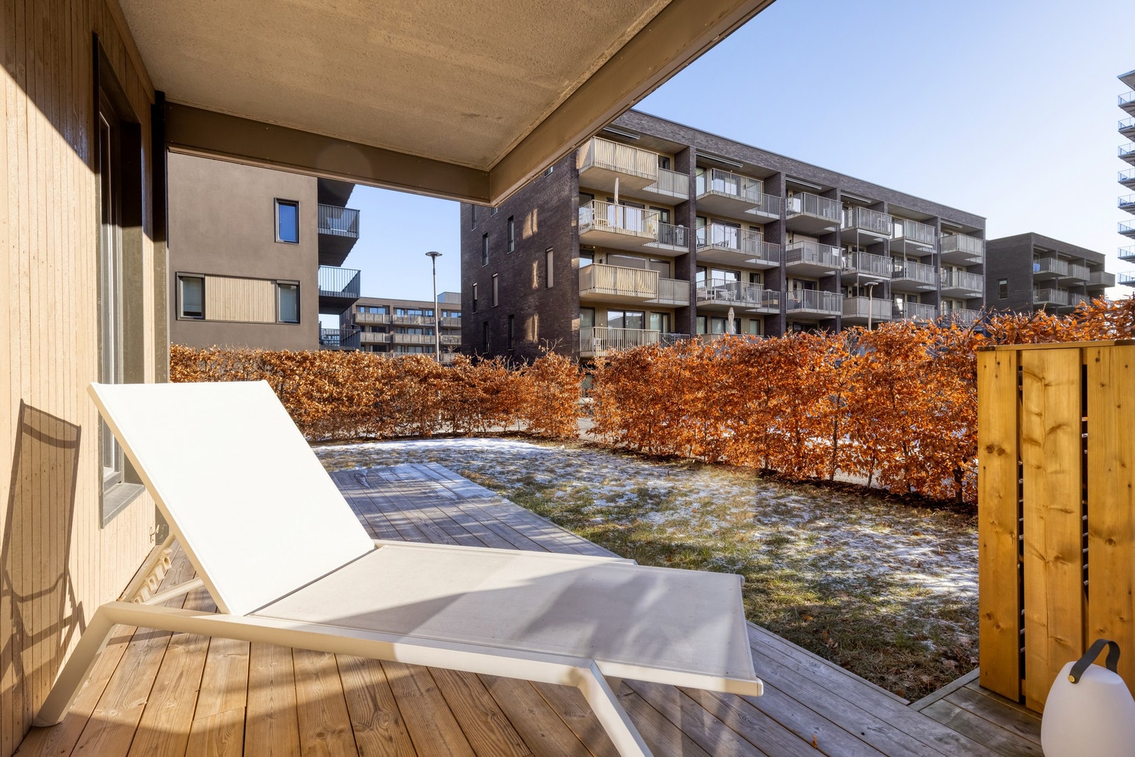 På sommeren opplyser eier om at det er sol på uteplassen fra ca. klokken 09-15. Galleribilde