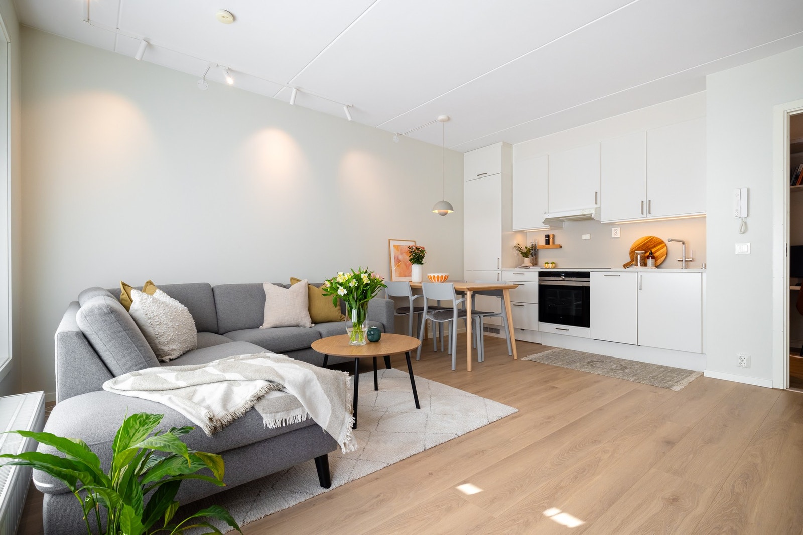 I stuen er det fint plass til stor sofagruppe og et spisebord. Galleribilde