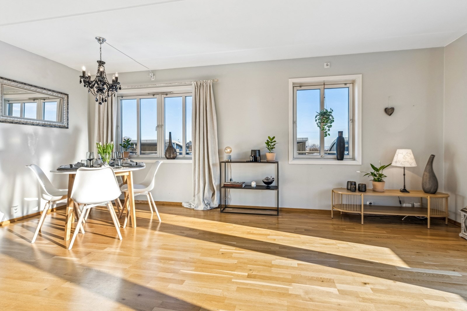 Åpnet og luftig rom med både veggplass og fine vindusflater. Galleribilde