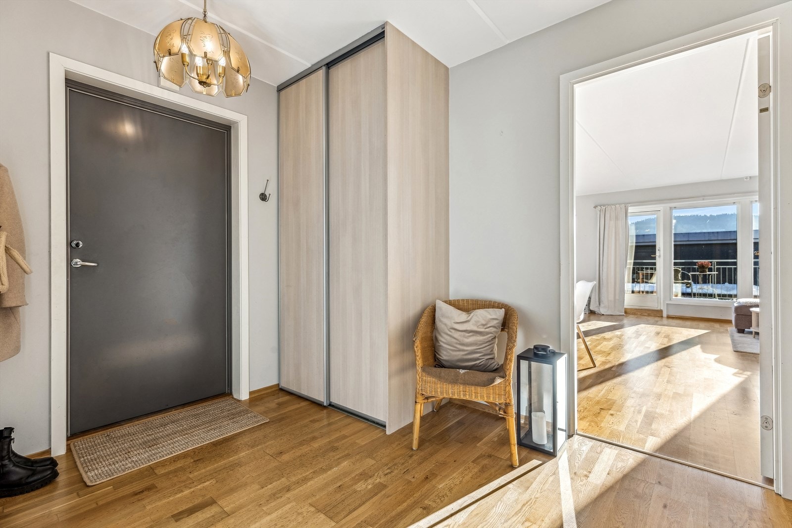 Romslig entre ønsker deg velkommen . Her er det godt med gulvplass, samt en meget praktisk garderobe. Galleribilde