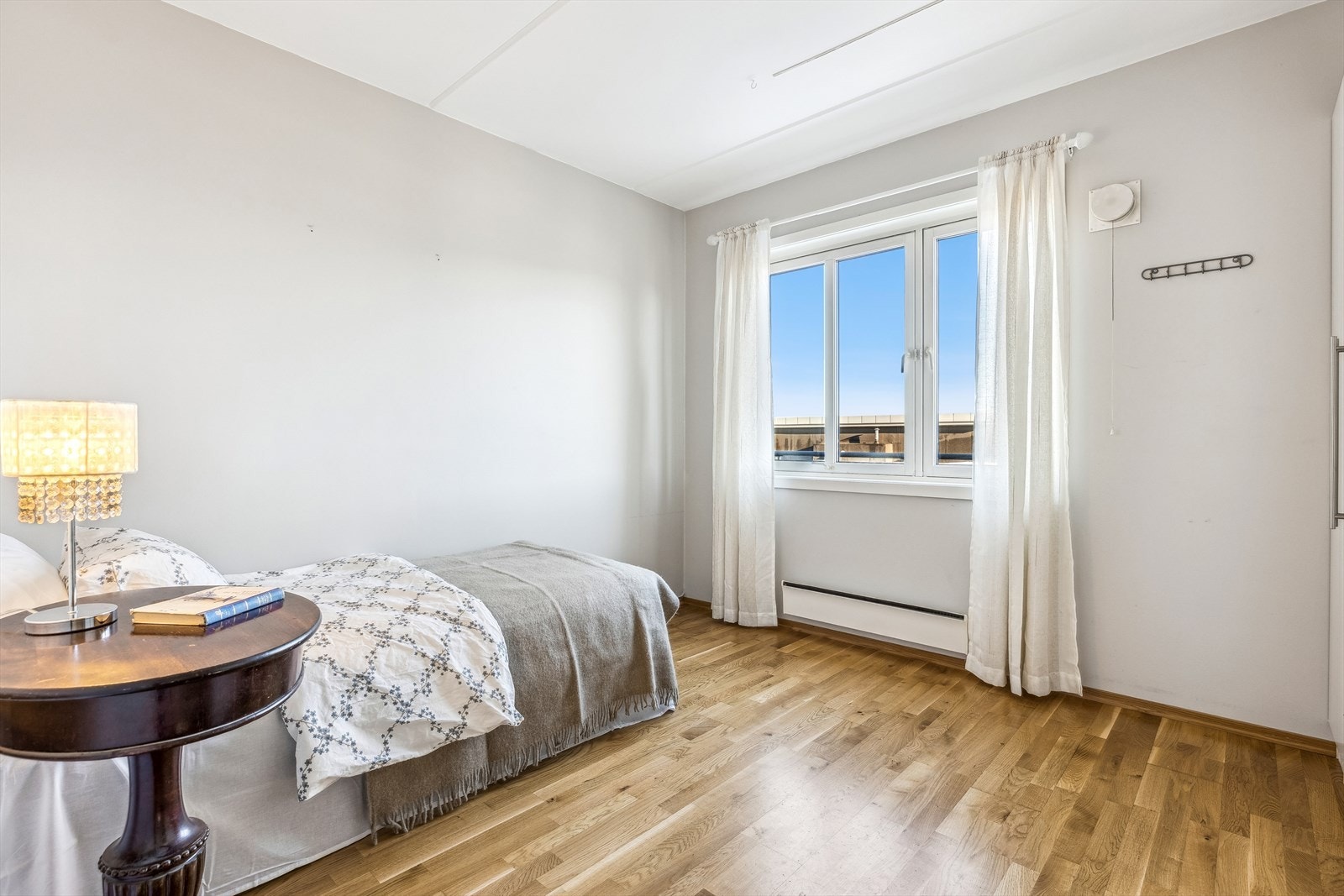 Store vinduer ut mot svalgangen gir også her rikelig med naturlig lys og en behagelig atmosfære. I og med at dette er den ytterste leiligheten, er det ingen andre som går forbi. Galleribilde