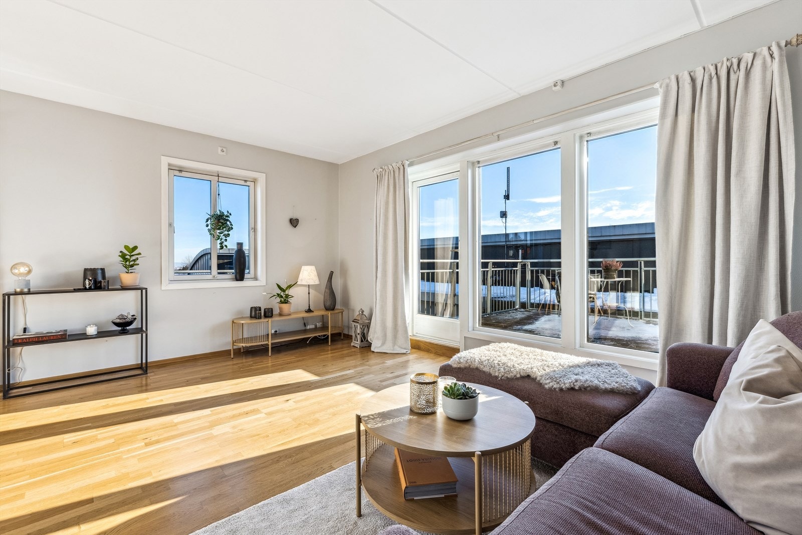 Stuen er romslig og har en naturlig plassering for sofaen, som er perfekt for avslapning og sosiale sammenkomster. De store vindusflatene gir en fantastisk utsyn og skaper en lys og luftig følelse. Galleribilde